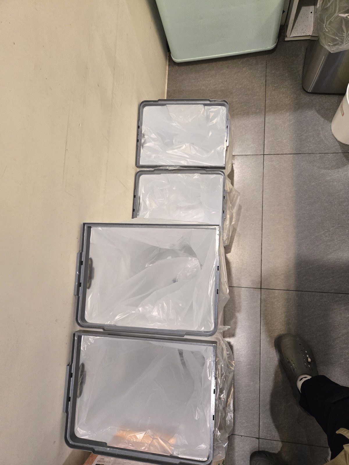 정리를 마친 수납 용기와 주변 바닥