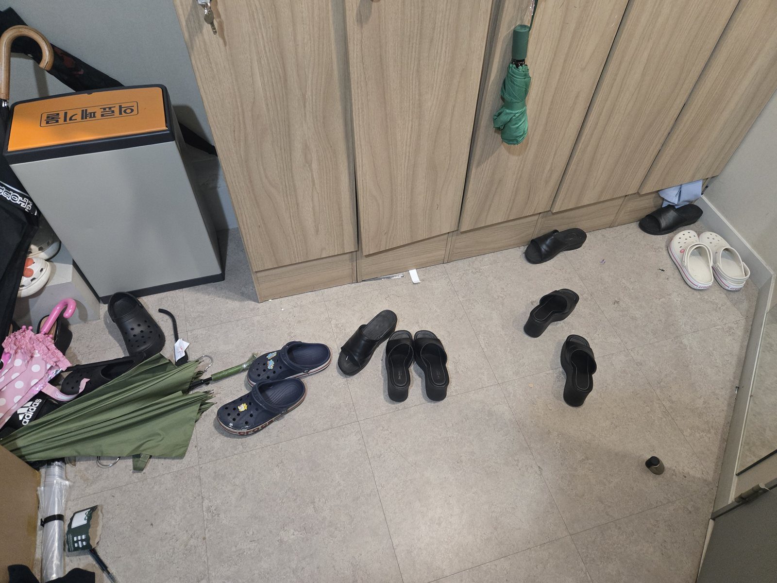 작업 전 신발장 앞 바닥과 정리되지 않은 물품