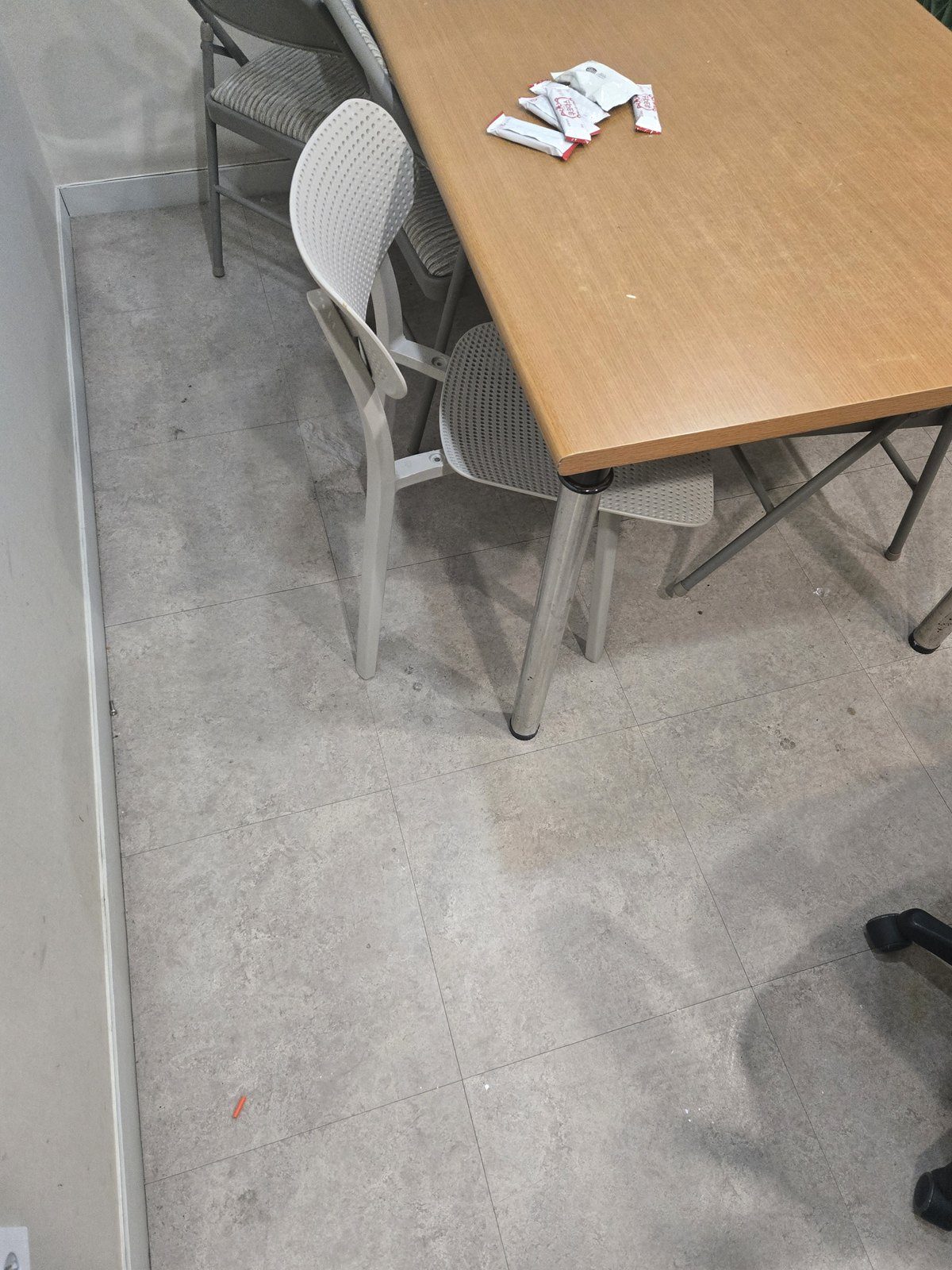 작업 전 대기 공간 테이블 주변 바닥