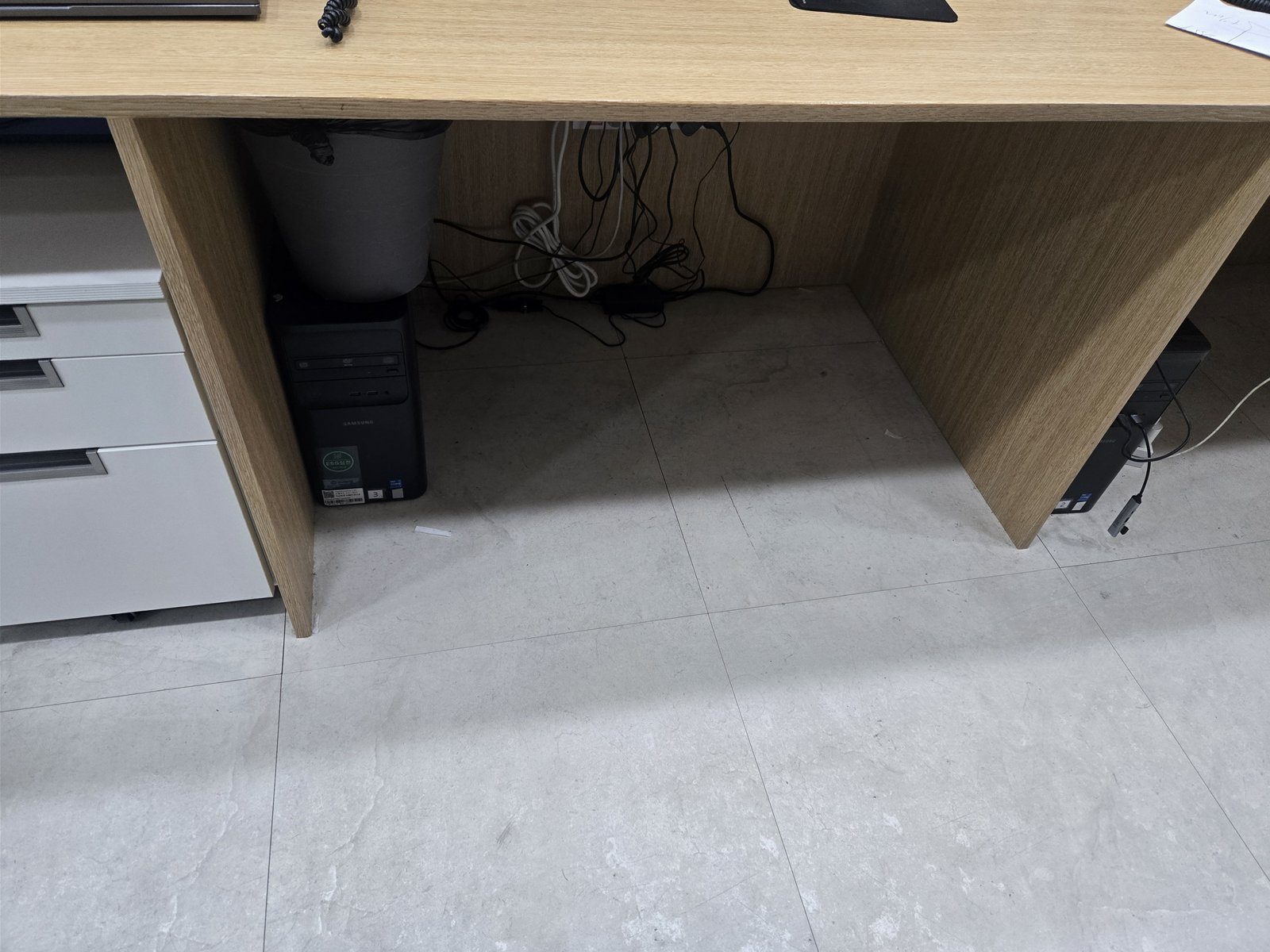 작업 전 책상 하부와 흐려진 바닥