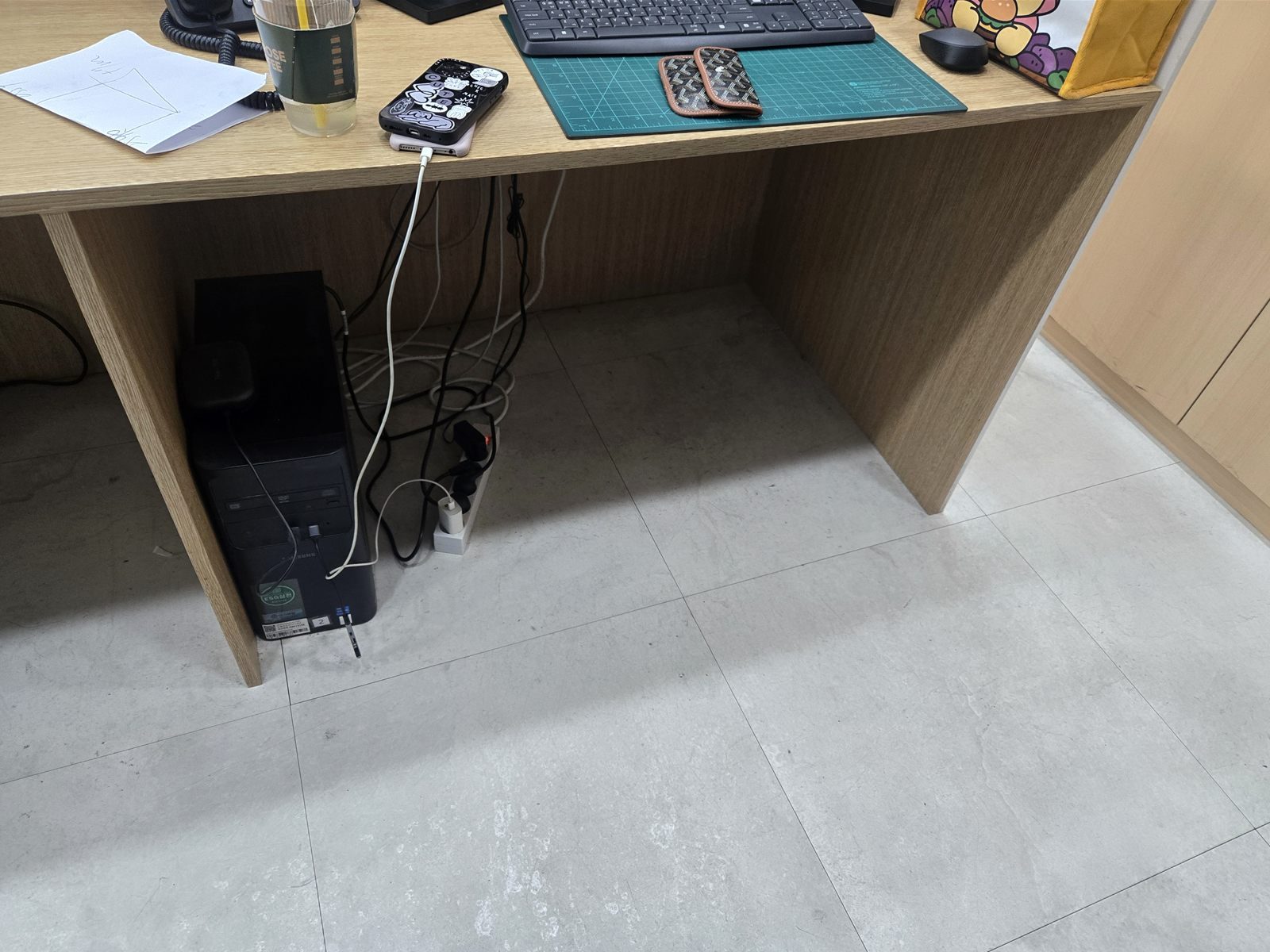 작업 전 책상 주변 바닥 상태