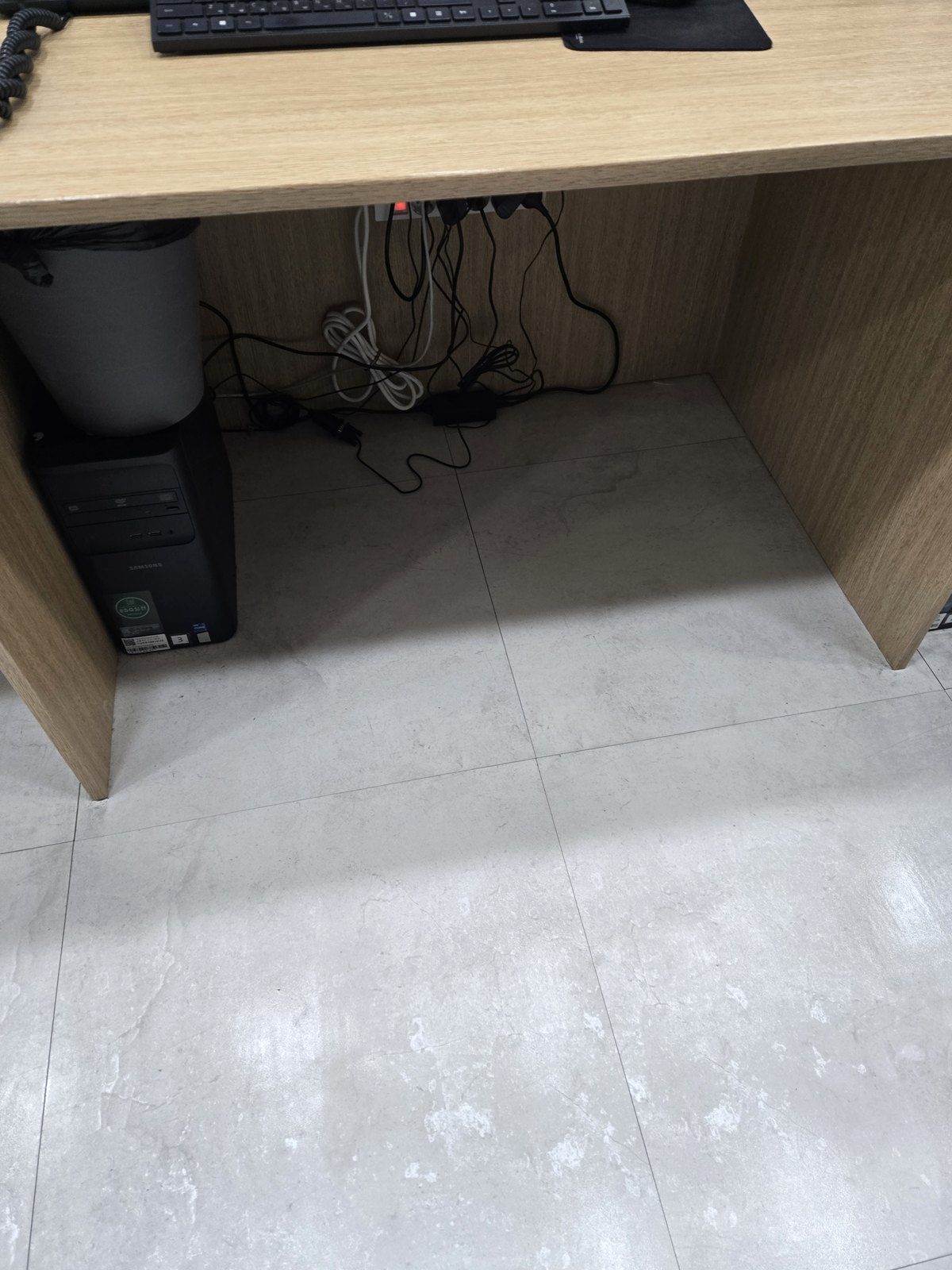 광택 작업을 마친 책상 사이 바닥