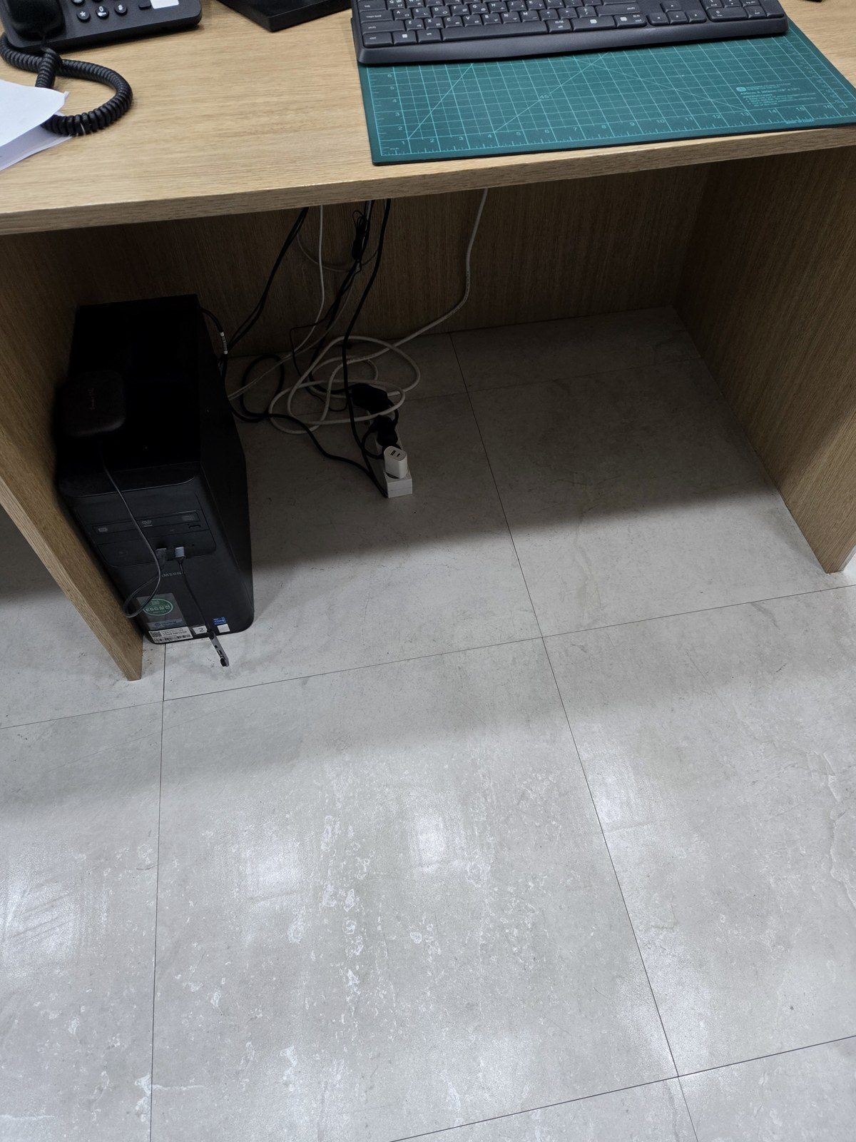 광택 작업을 마친 책상 하부와 바닥 경계