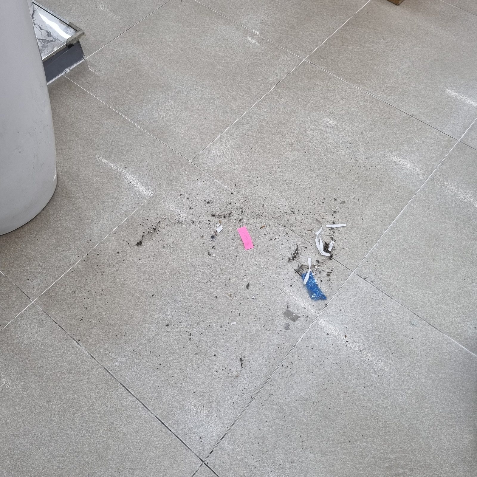 작업 전 전시장 통로 바닥에 떨어져 있던 이물