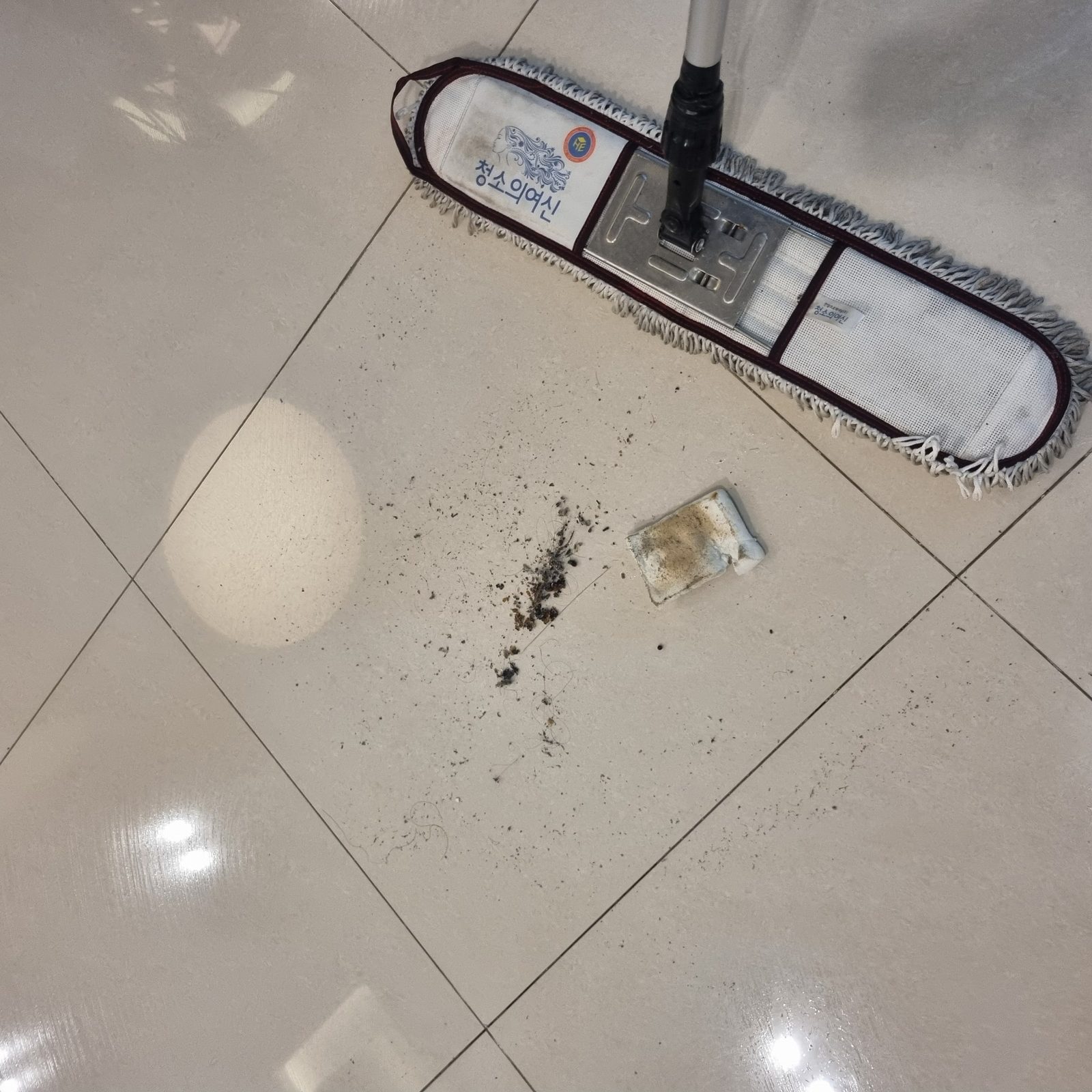 작업 전 진료실 바닥에 남아 있던 분진과 이물