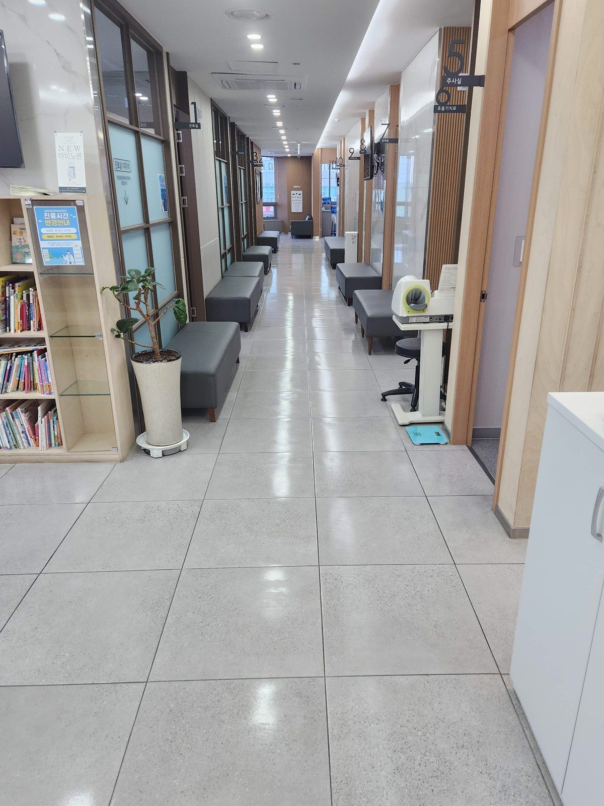 정기청소를 마친 의원 복도 통행 동선