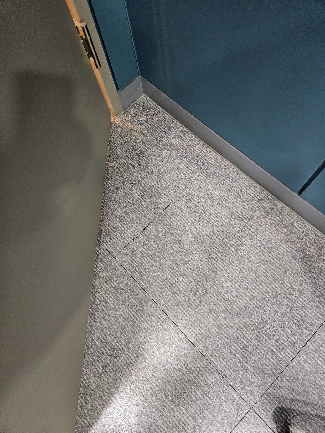 정기청소를 마친 테라조 복도 바닥