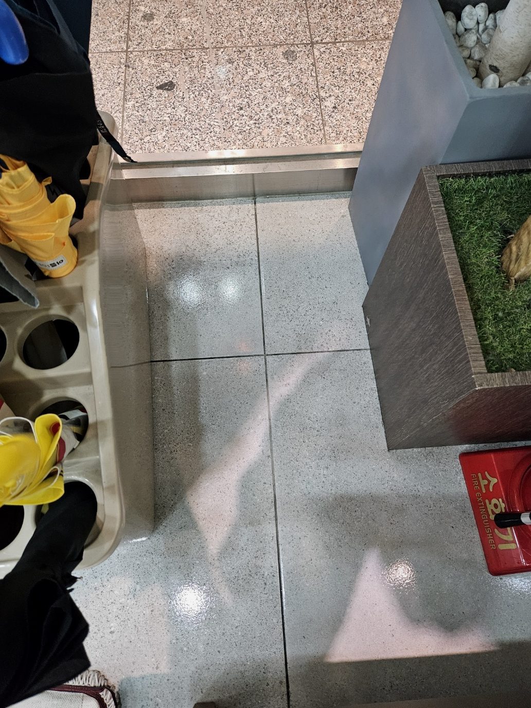 정기청소를 마친 현관과 슬리퍼 보관 구역