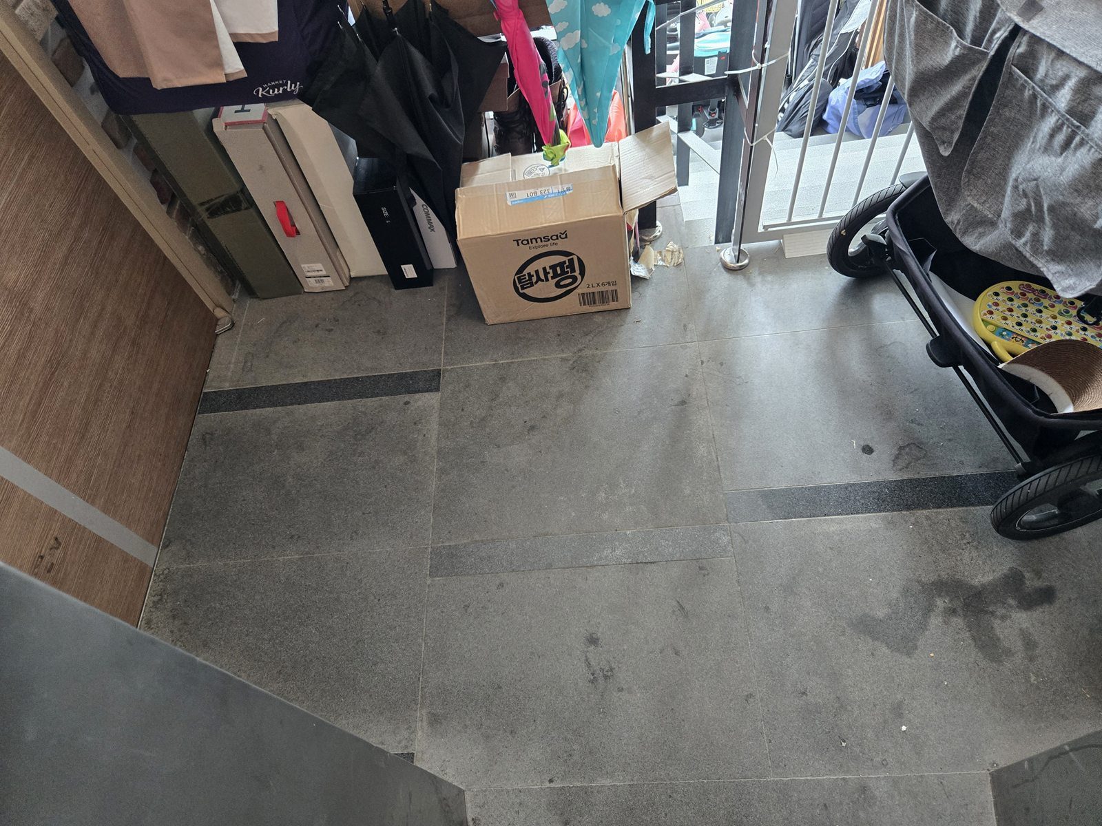 작업 전 빌라 1층 현관과 적재물