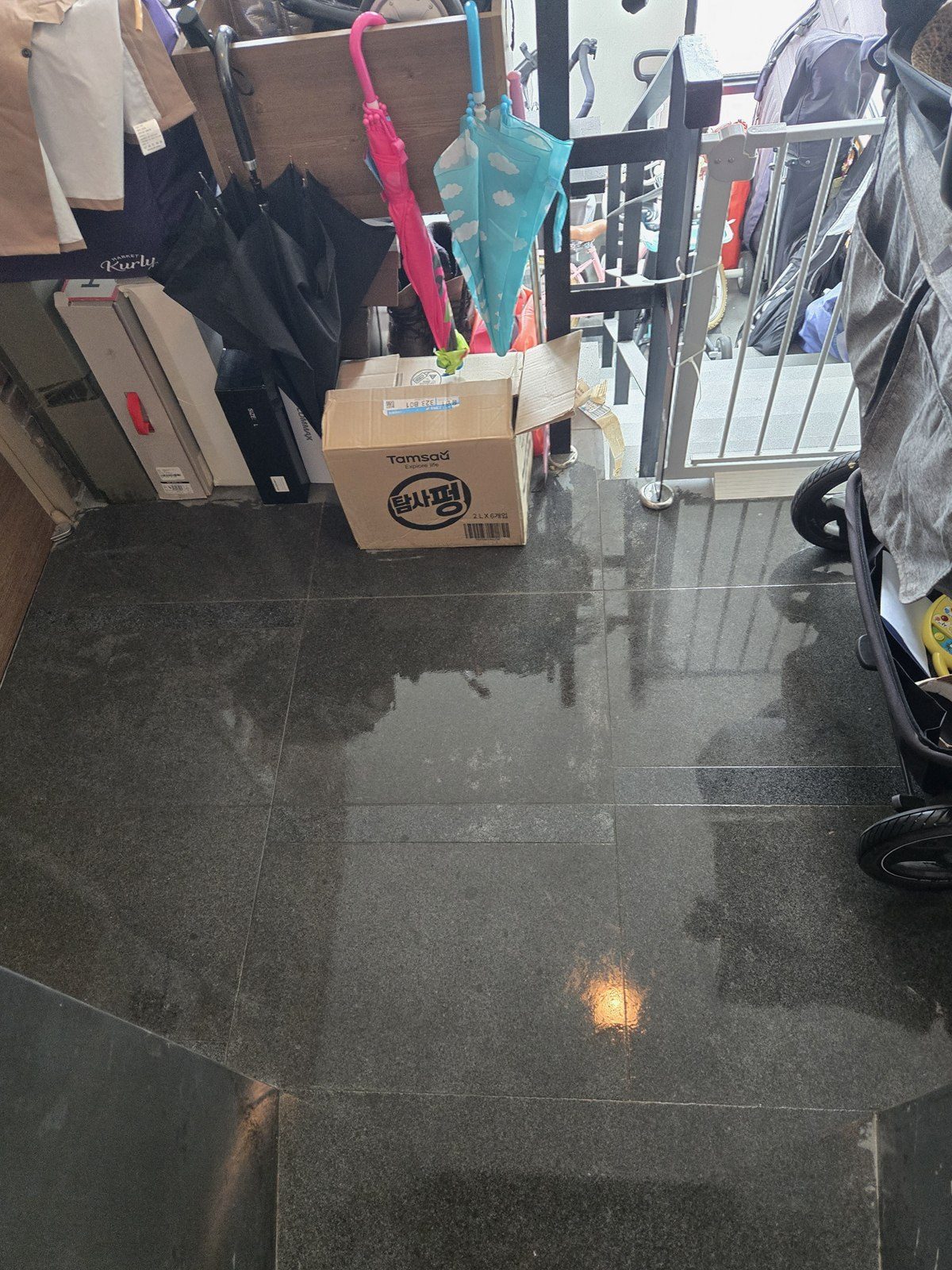 청소를 마친 1층 현관 화강암 바닥