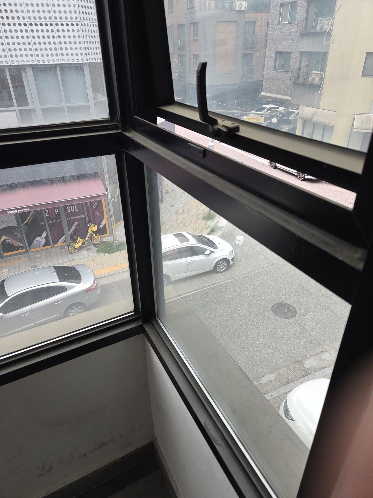 작업 전 계단실 창호와 창틀