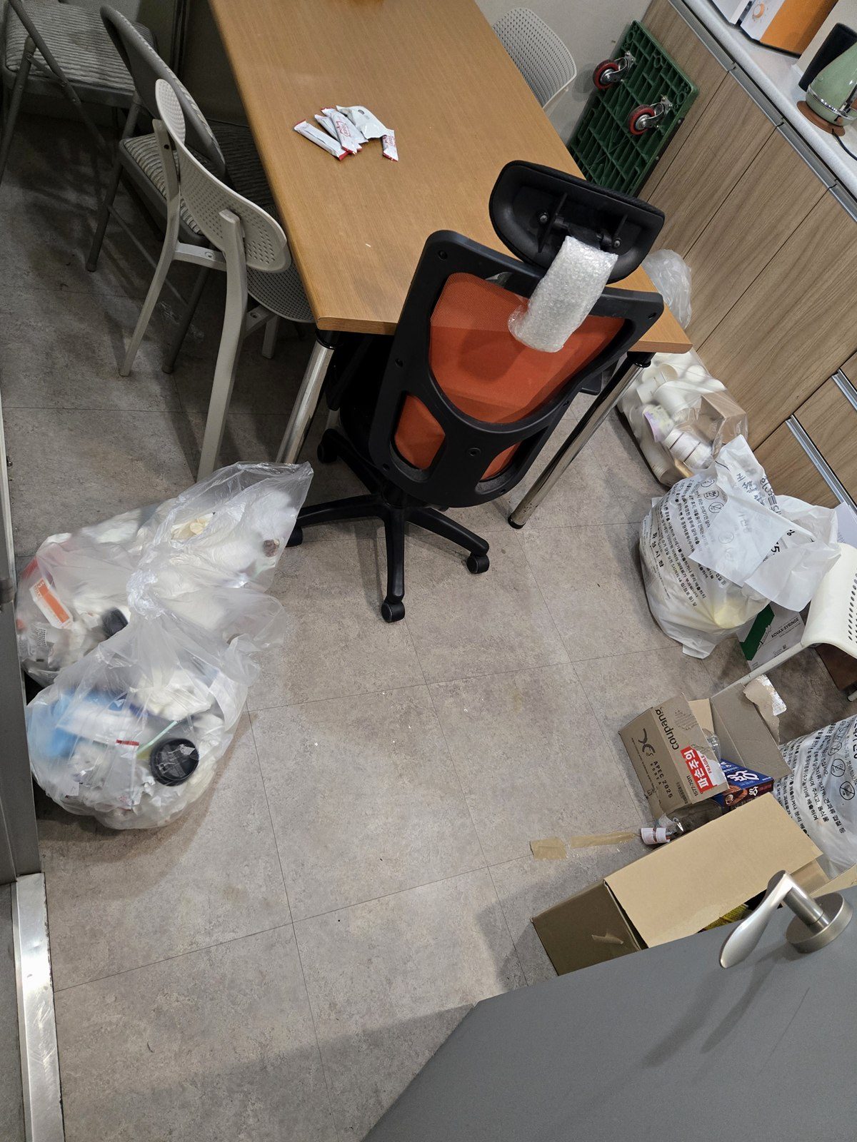 작업 전 임시로 놓여 있던 비품과 폐기물