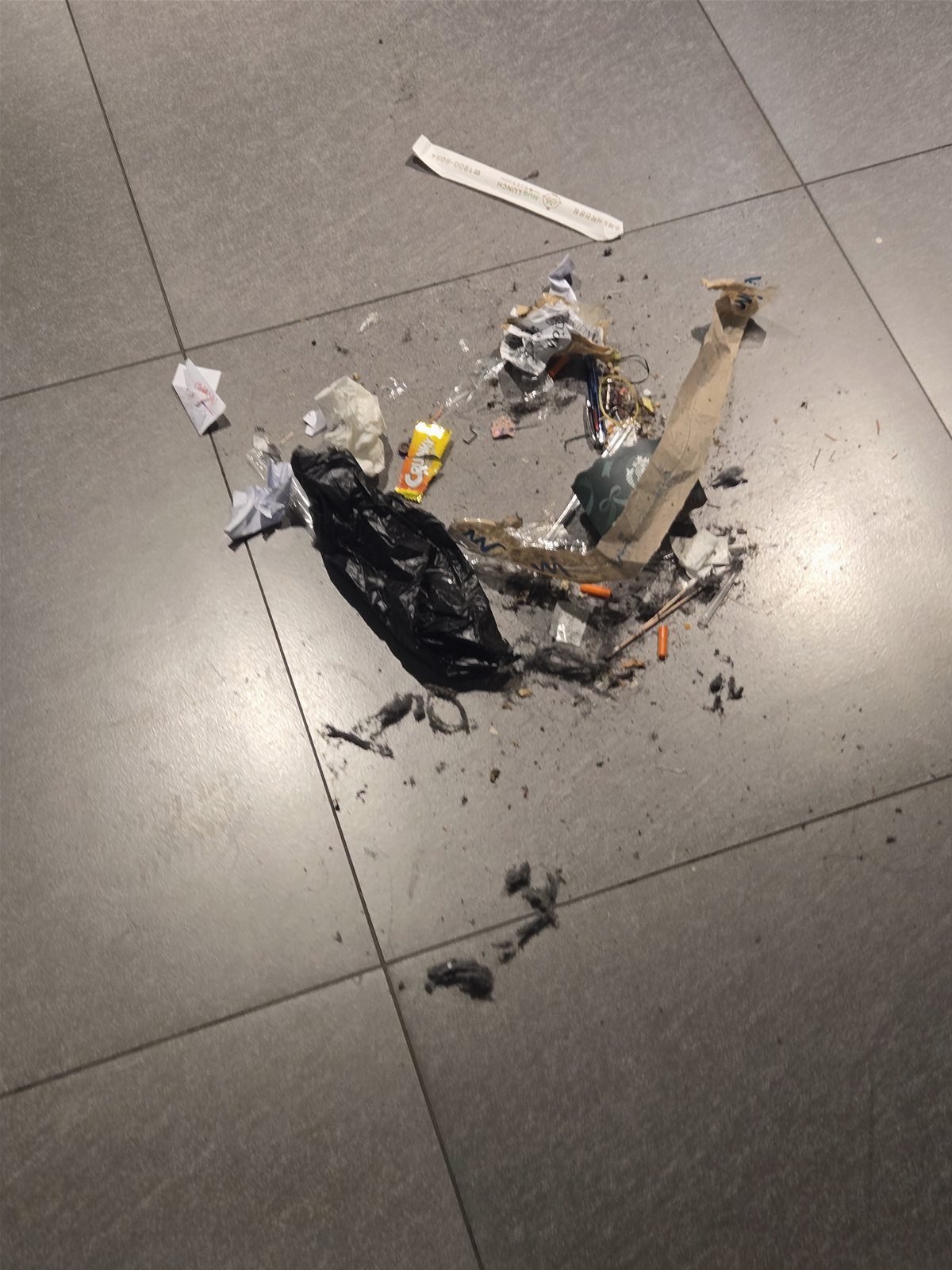작업 전 바닥에 모아둔 폐기물