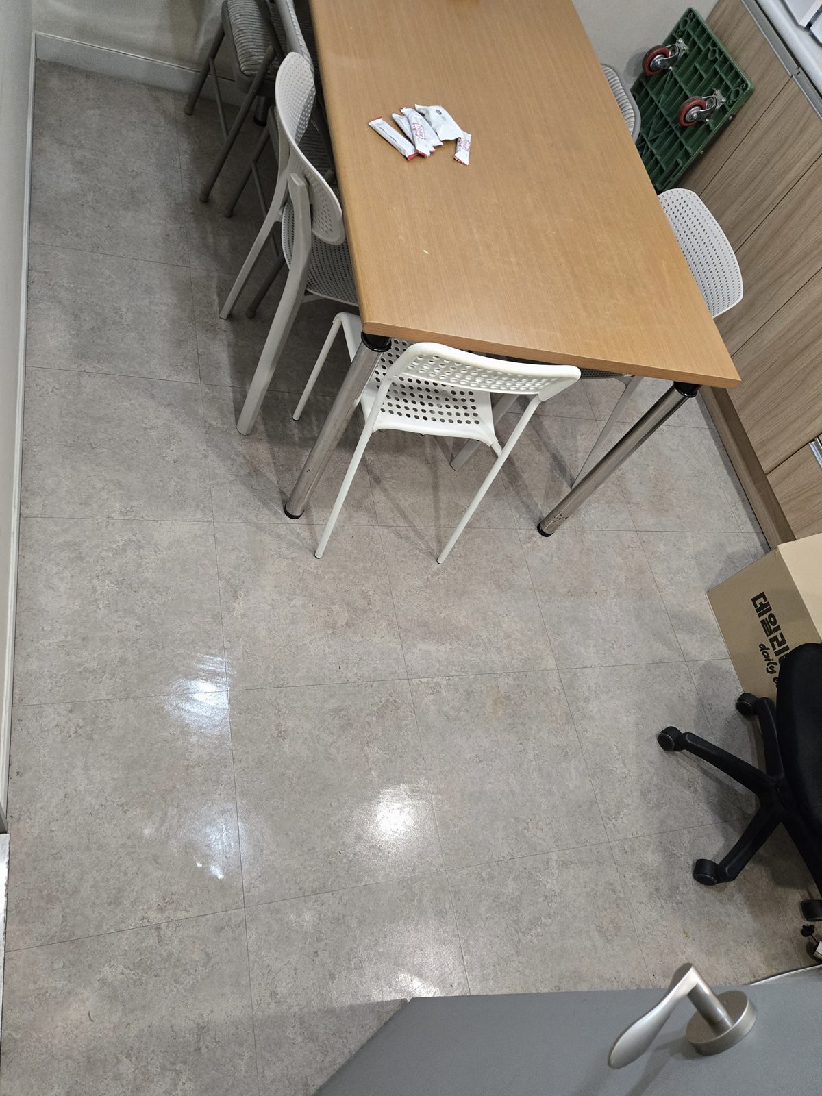 청소를 마친 상담실 바닥