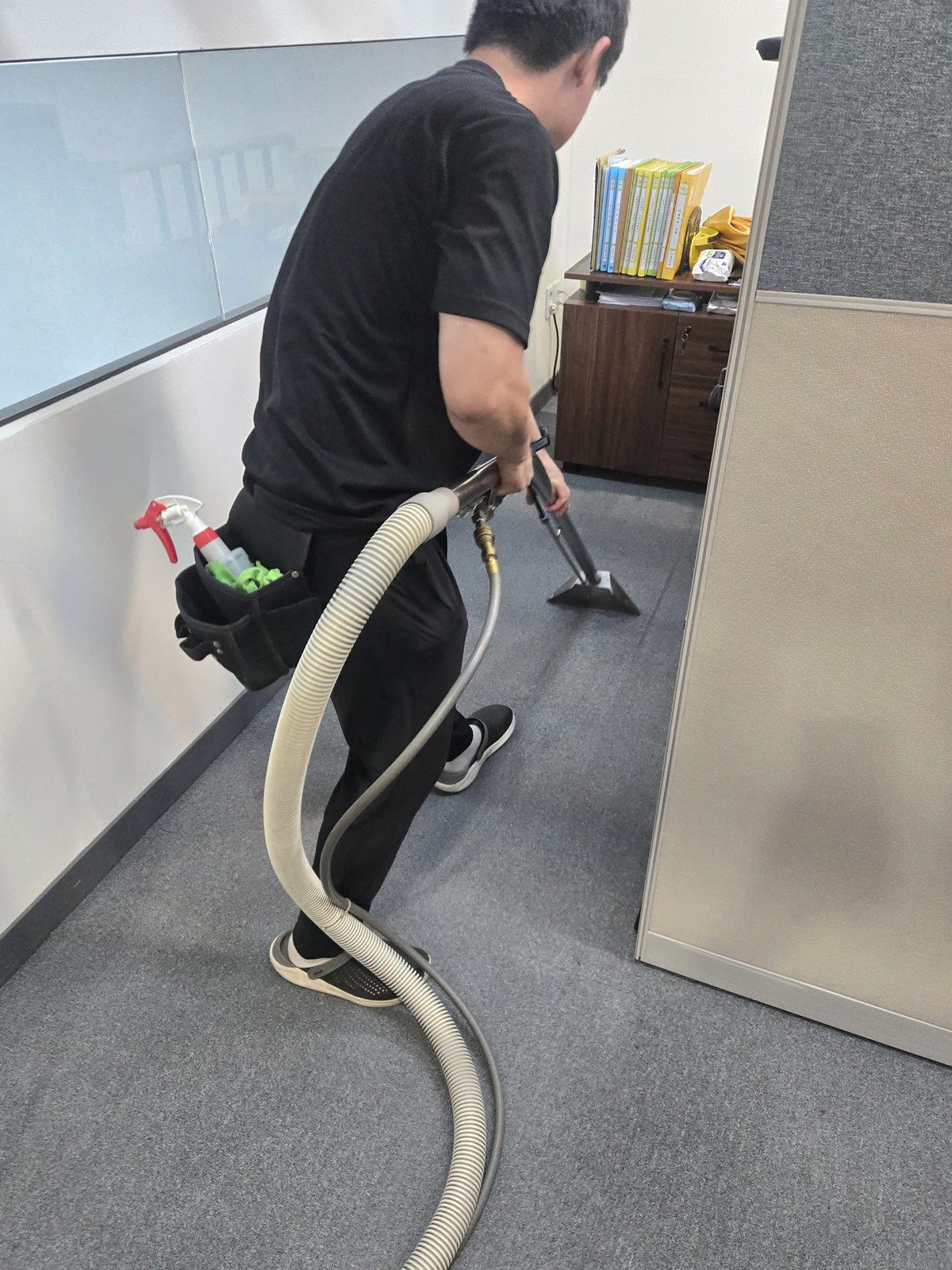 카펫타일 구역 온수 추출 세척 작업 중