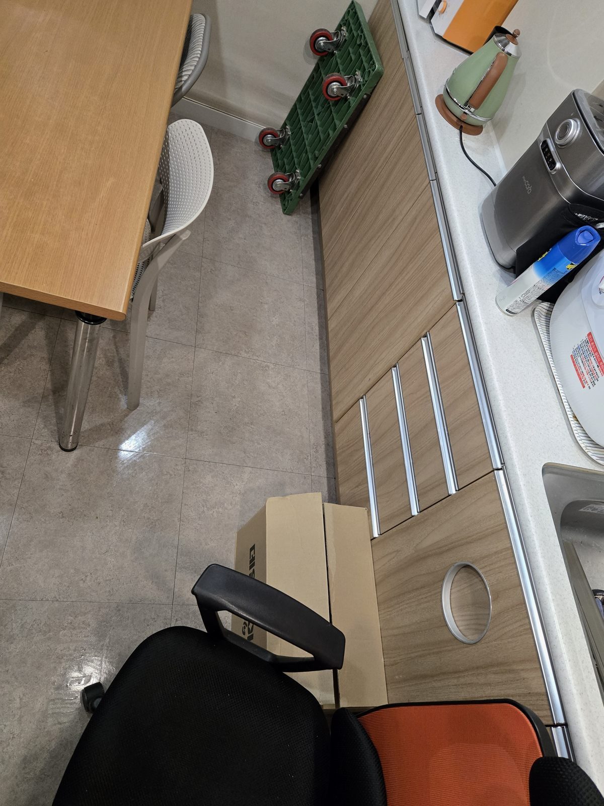 대청소를 마친 상담 테이블 주변