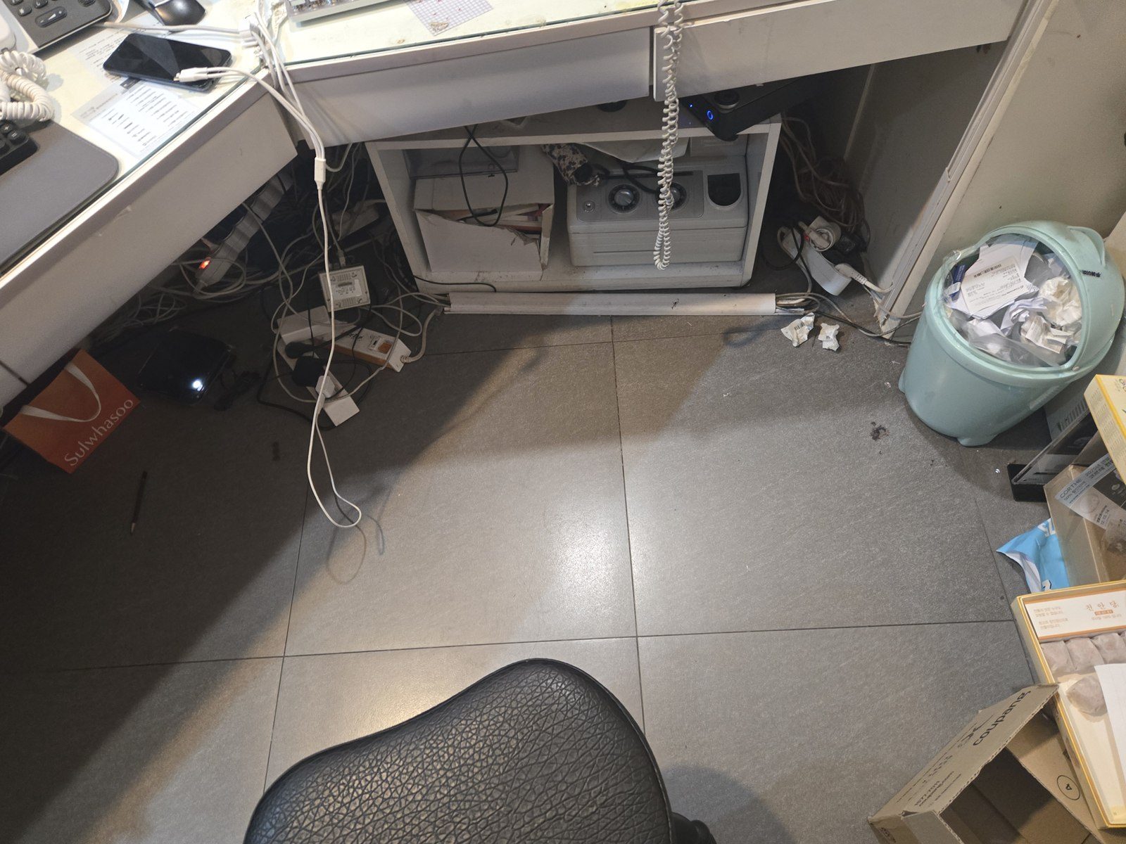 작업 전 데스크 하부와 의자 주변