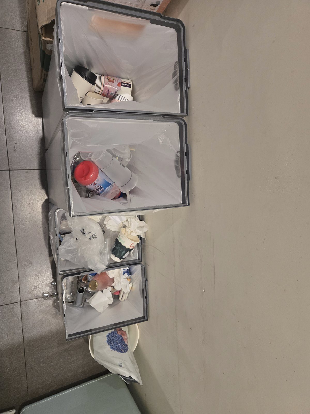 작업 전 폐기물 보관 용기와 주변 바닥