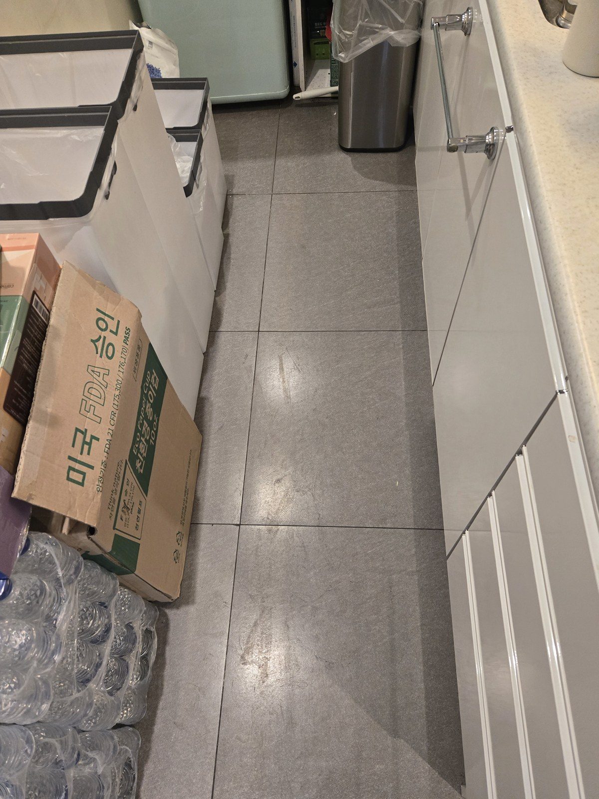 작업 전 창고 적치물과 바닥