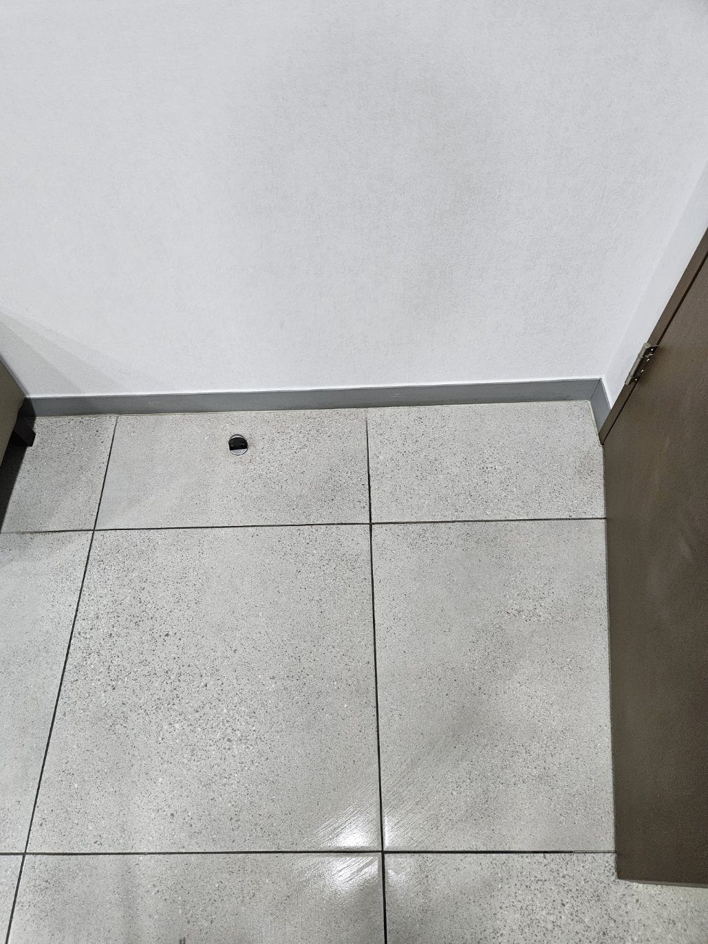 정기청소를 마친 바닥과 걸레받이 경계