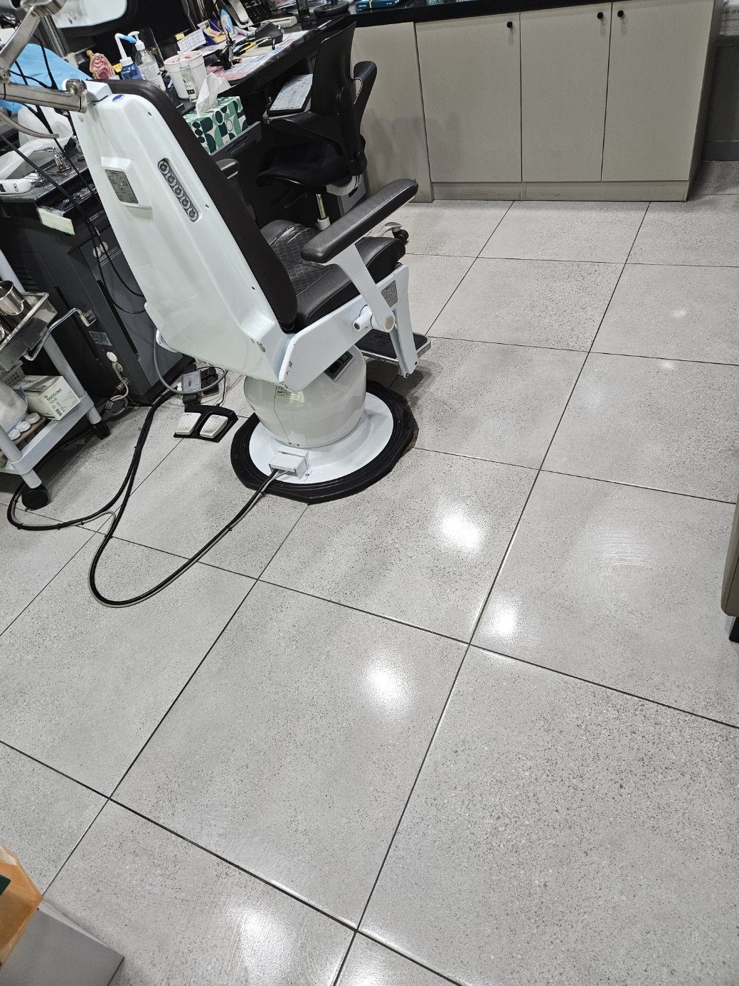 정기청소를 마친 진료 장비 주변 바닥