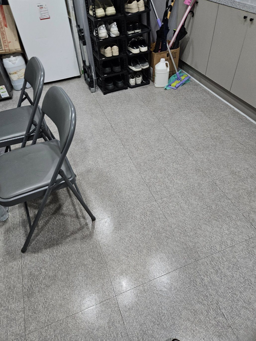 정기청소를 마친 대기 공간 의자 주변