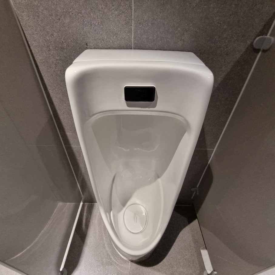 설치 잔재를 제거한 신설 소변기