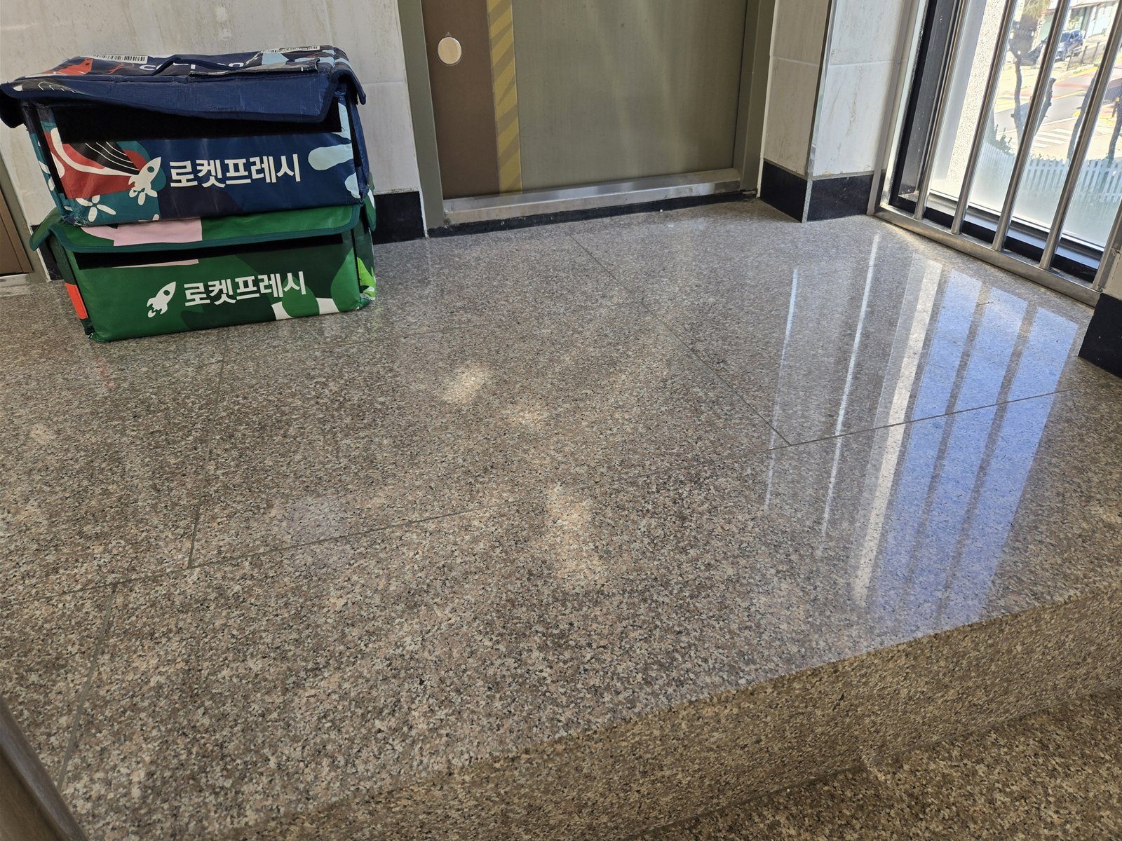 작업 전 걸레받이 라인에 남은 검은 띠