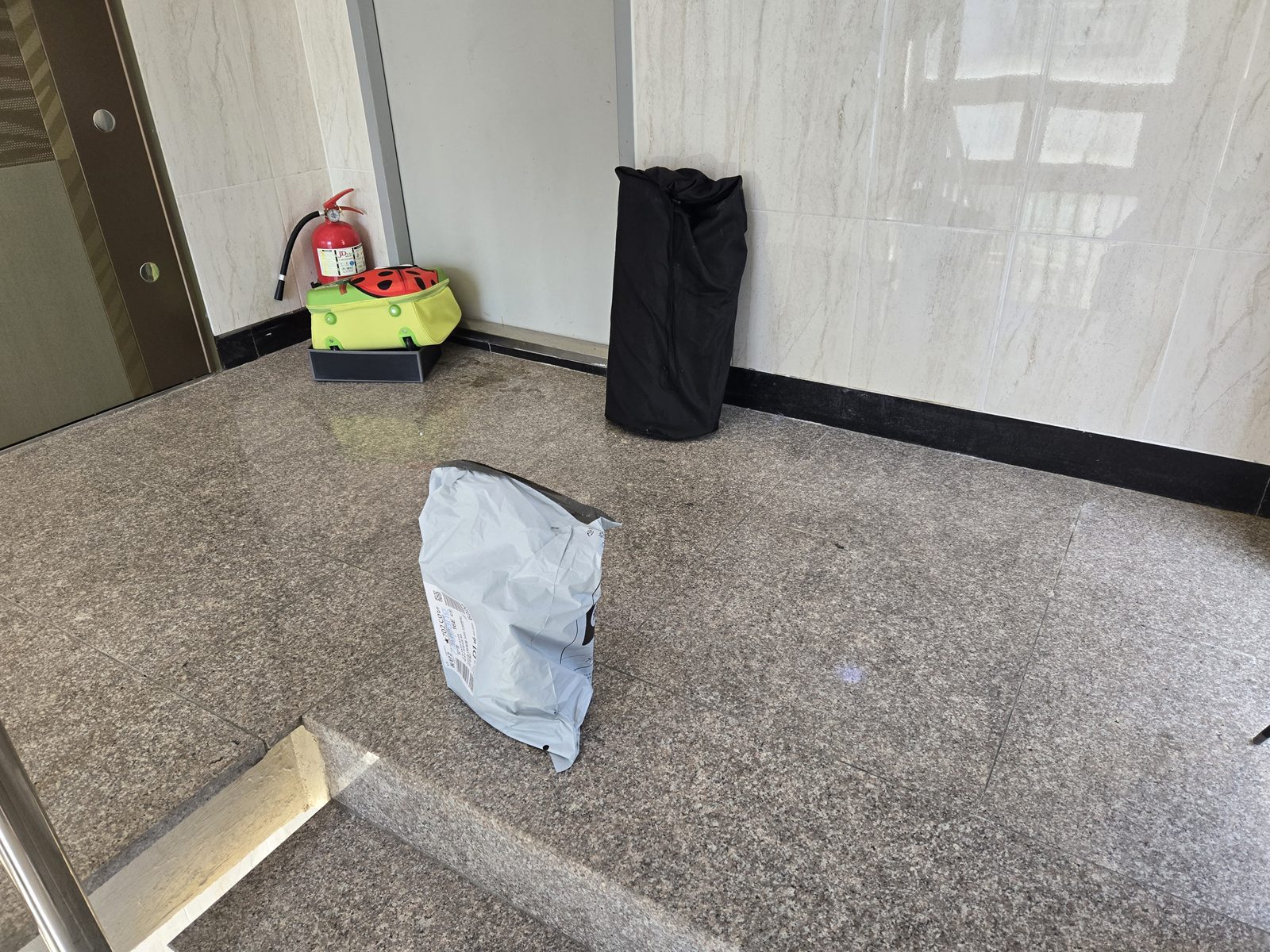 작업 전 계단 참과 복도 경계