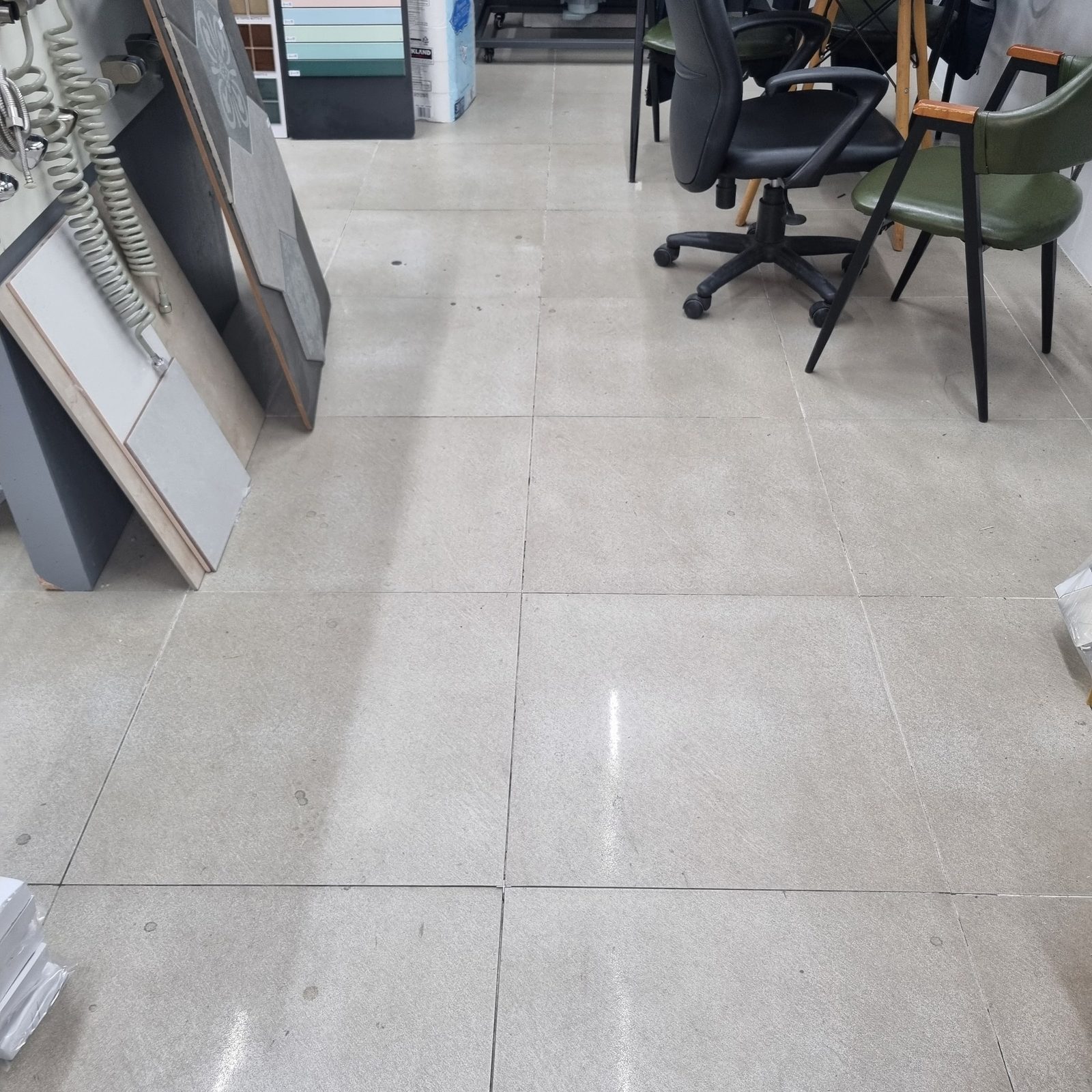 수원 정자동 상가 사무실 입주청소 : 배선 아래와 창고까지