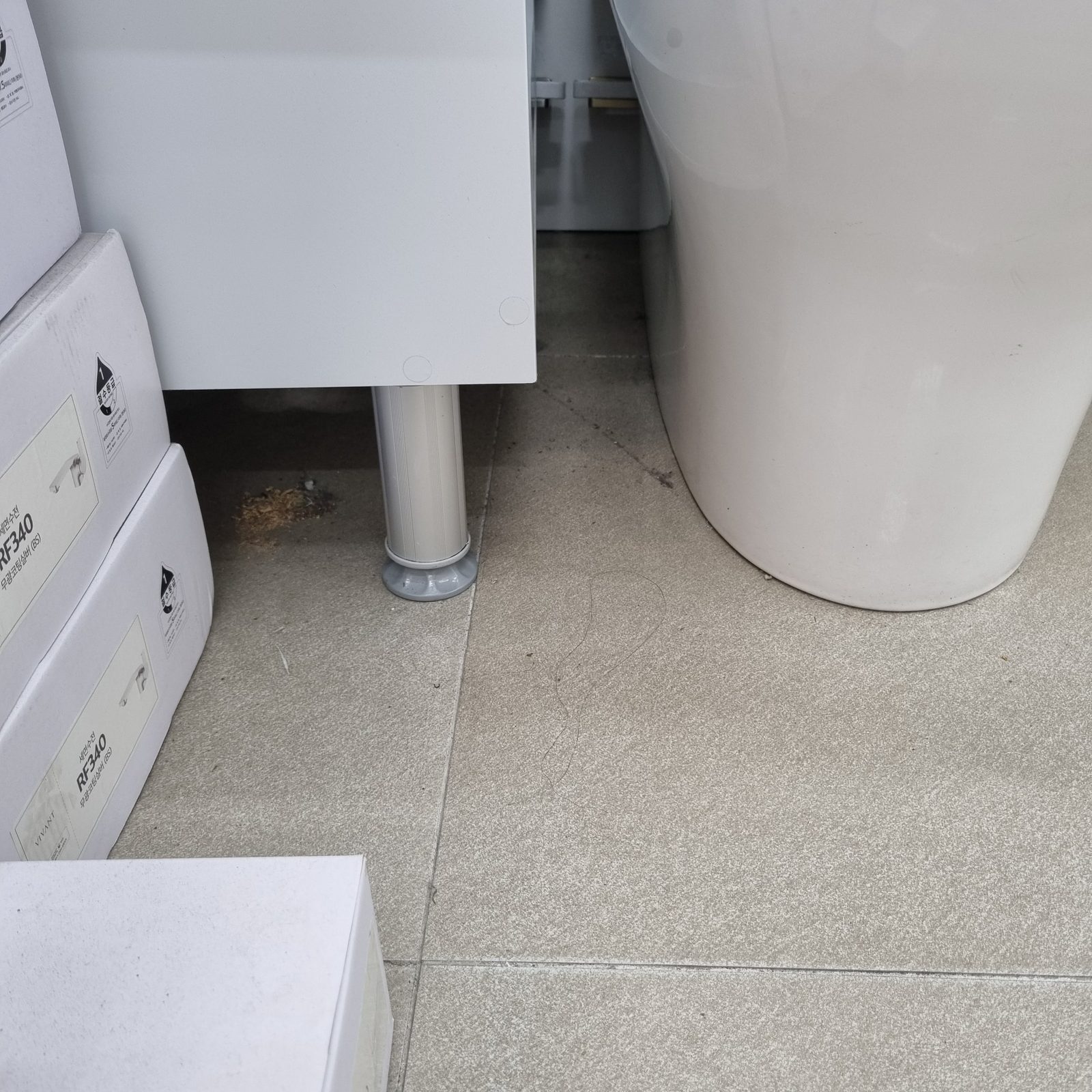 집기 다리 접합부까지 정리한 바닥