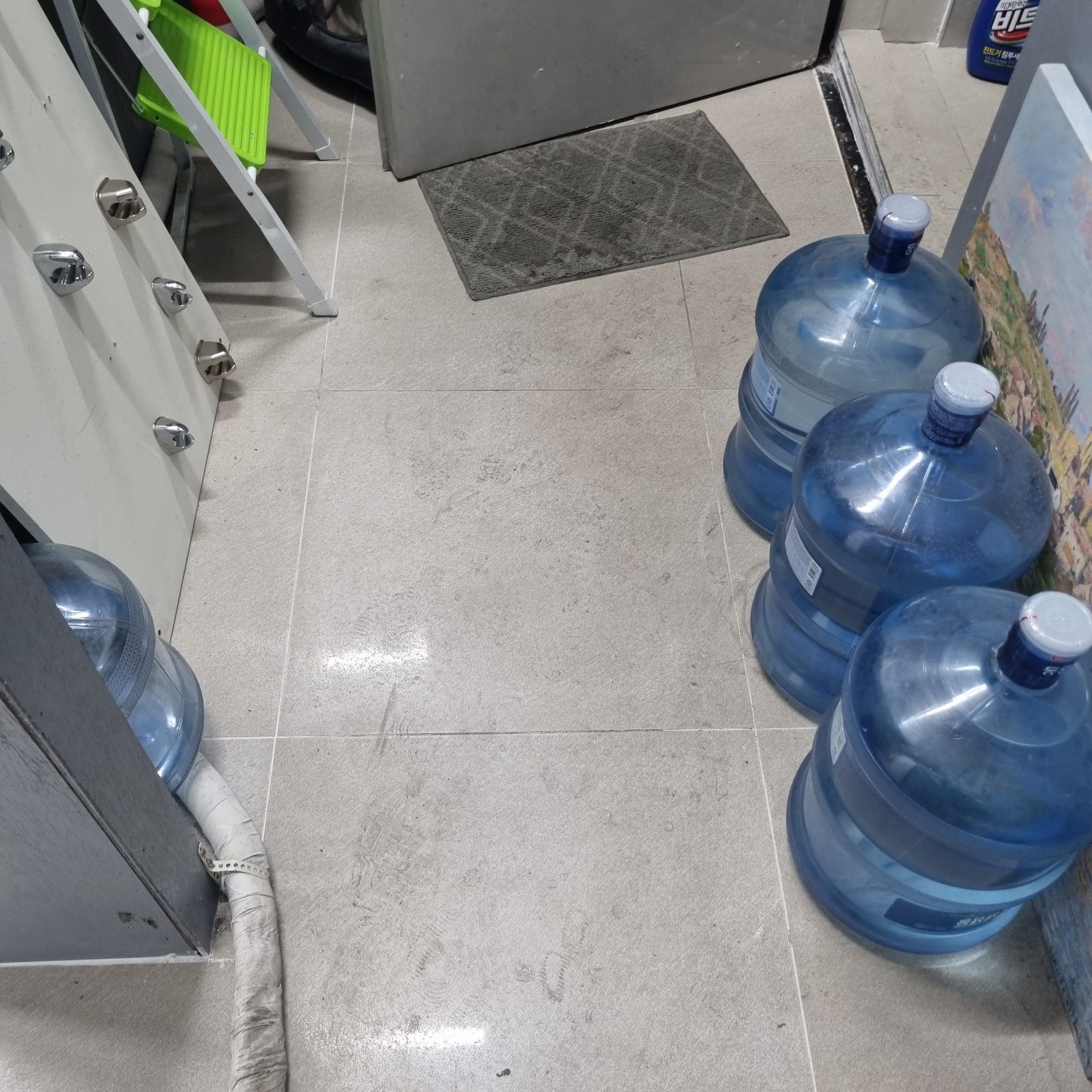적재 전 상태로 정리한 창고 바닥