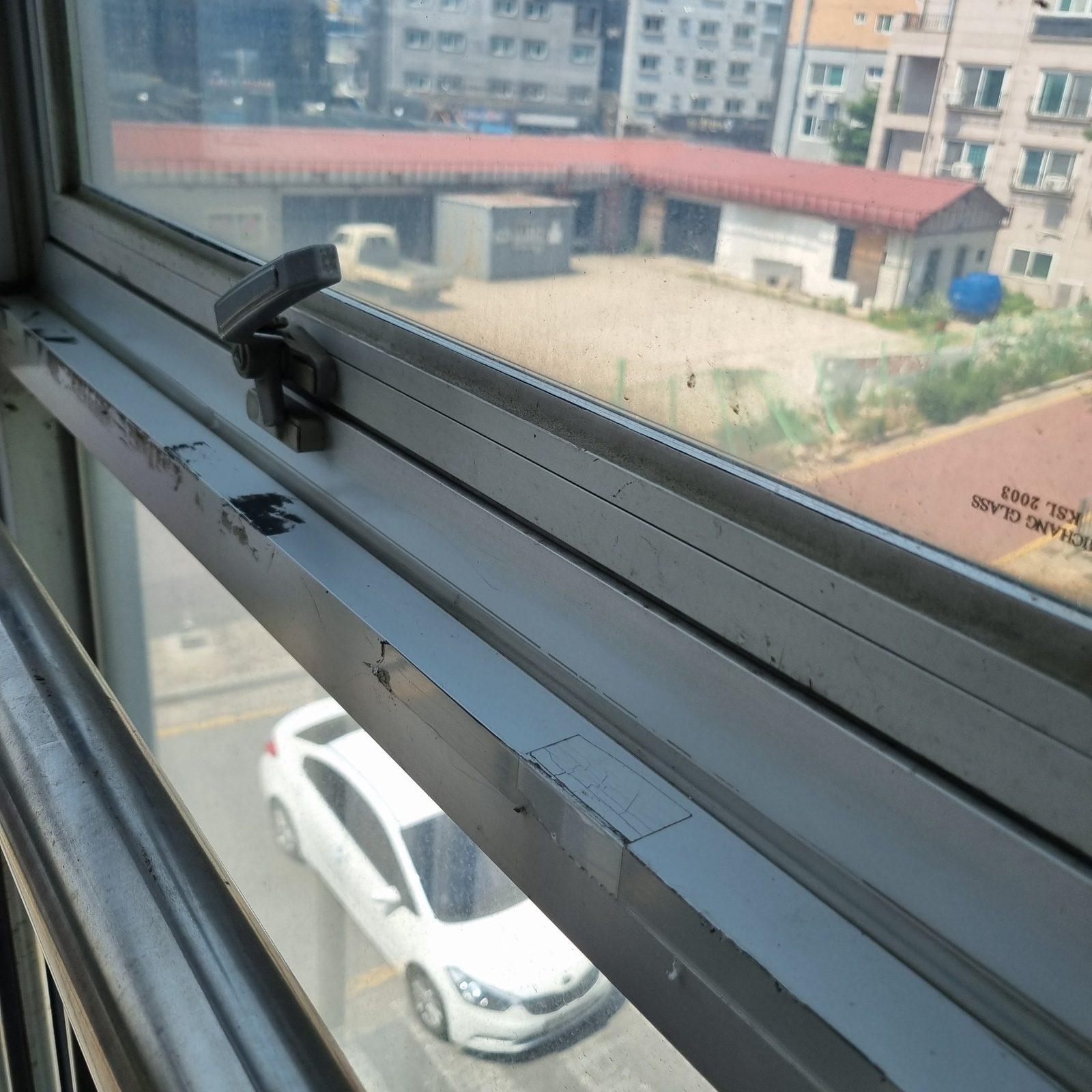 오염을 걷어낸 창틀 레일