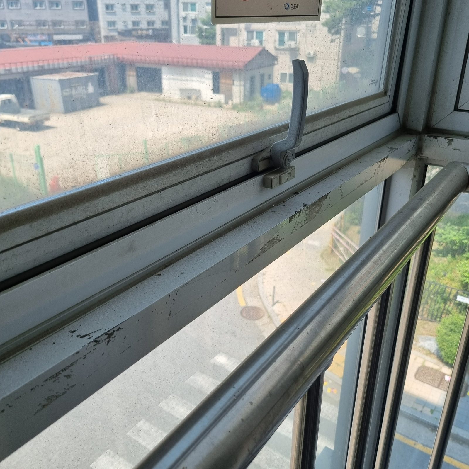 정리를 마친 창틀과 프레임