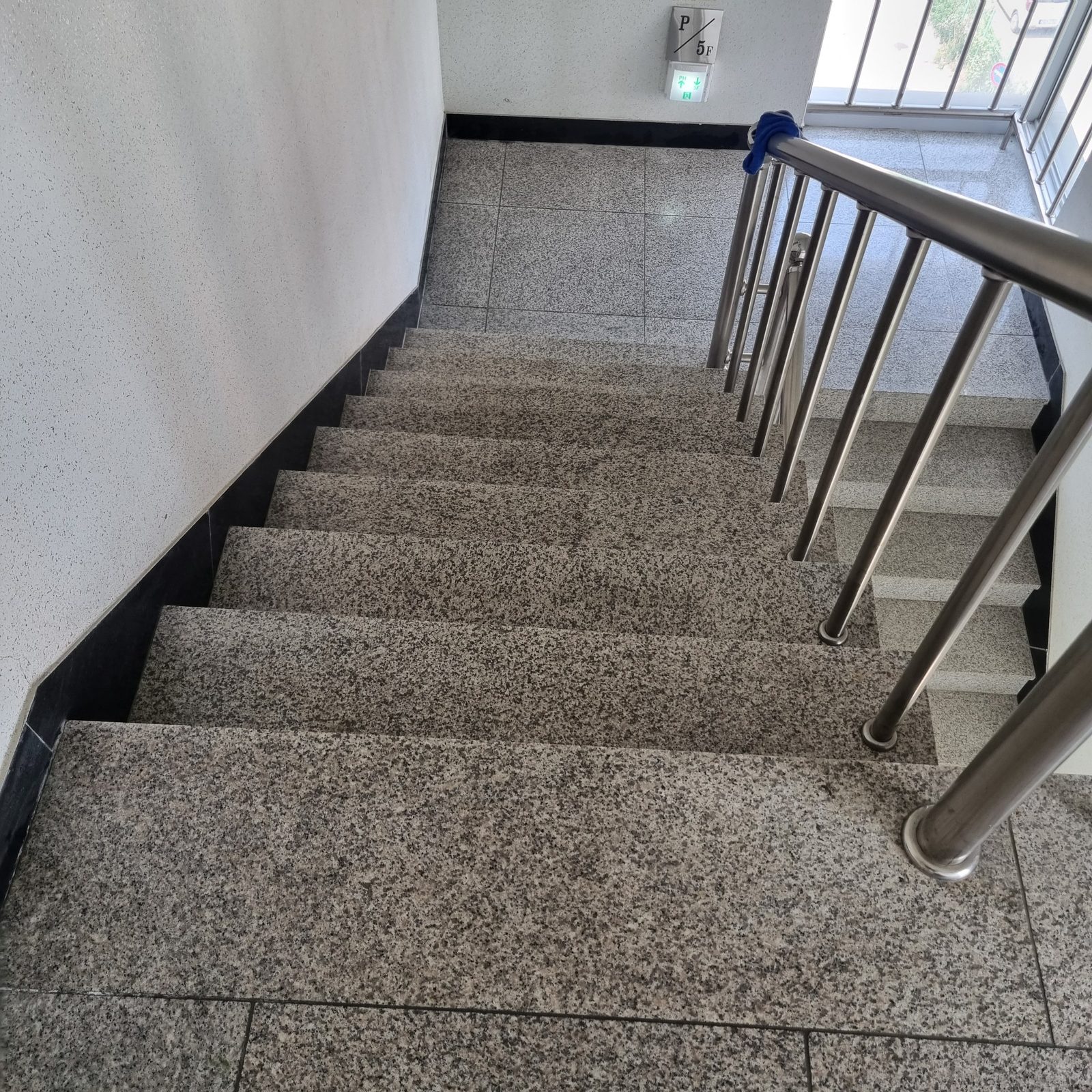 계단 전 구간 청소 완료