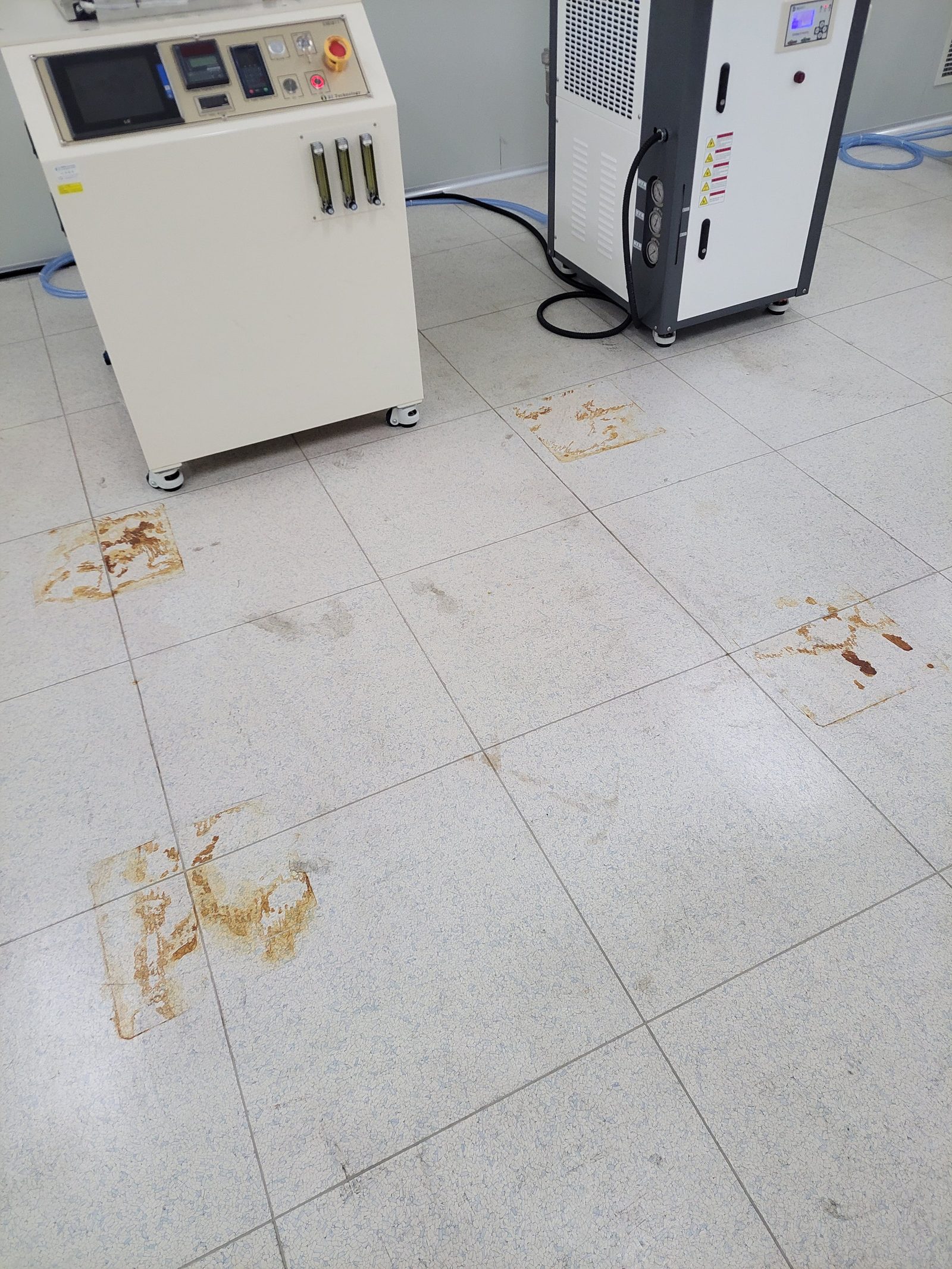 작업 전 여러 곳에 남은 부식 얼룩