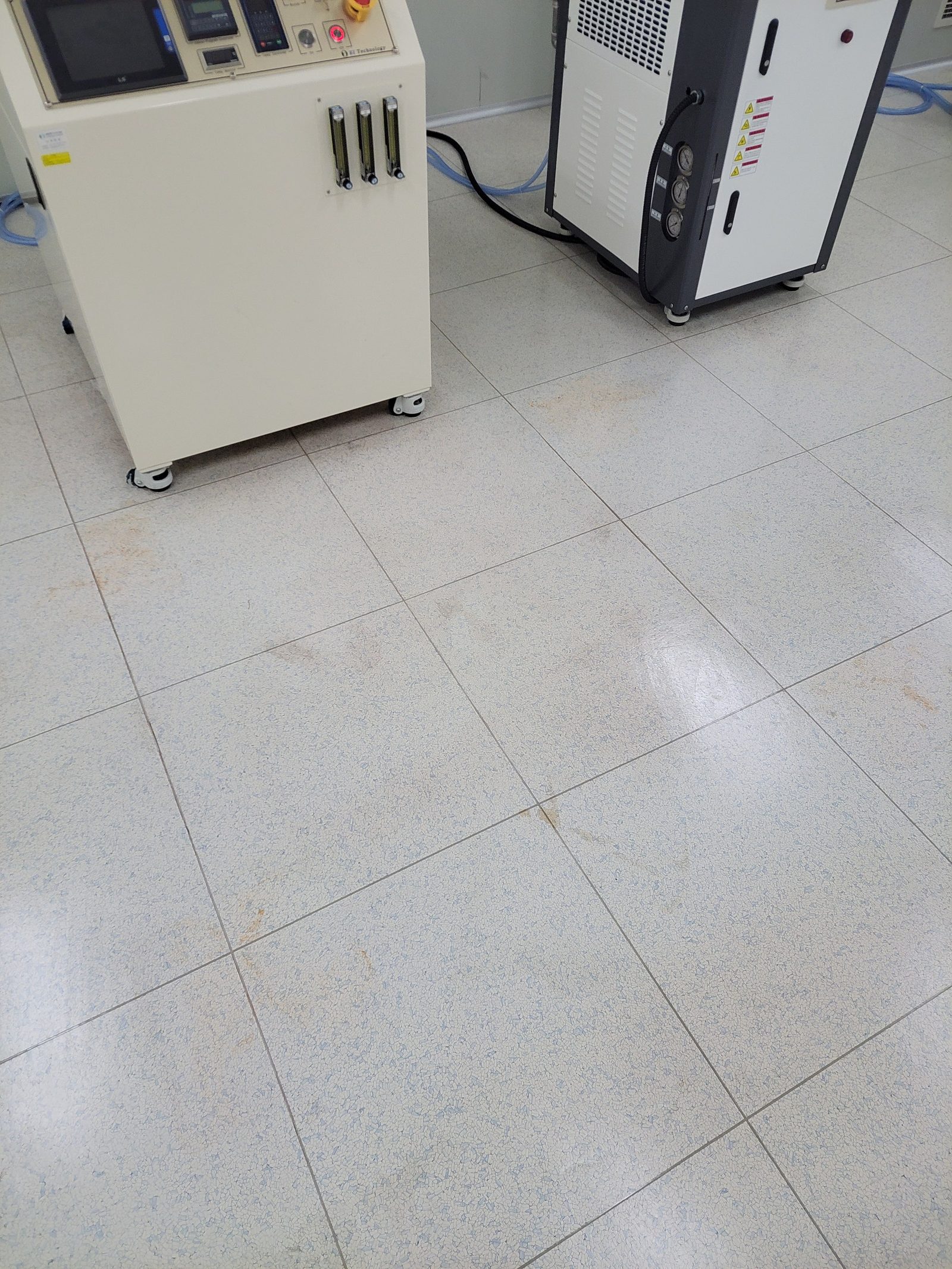냉각기와 제어반 주변 바닥