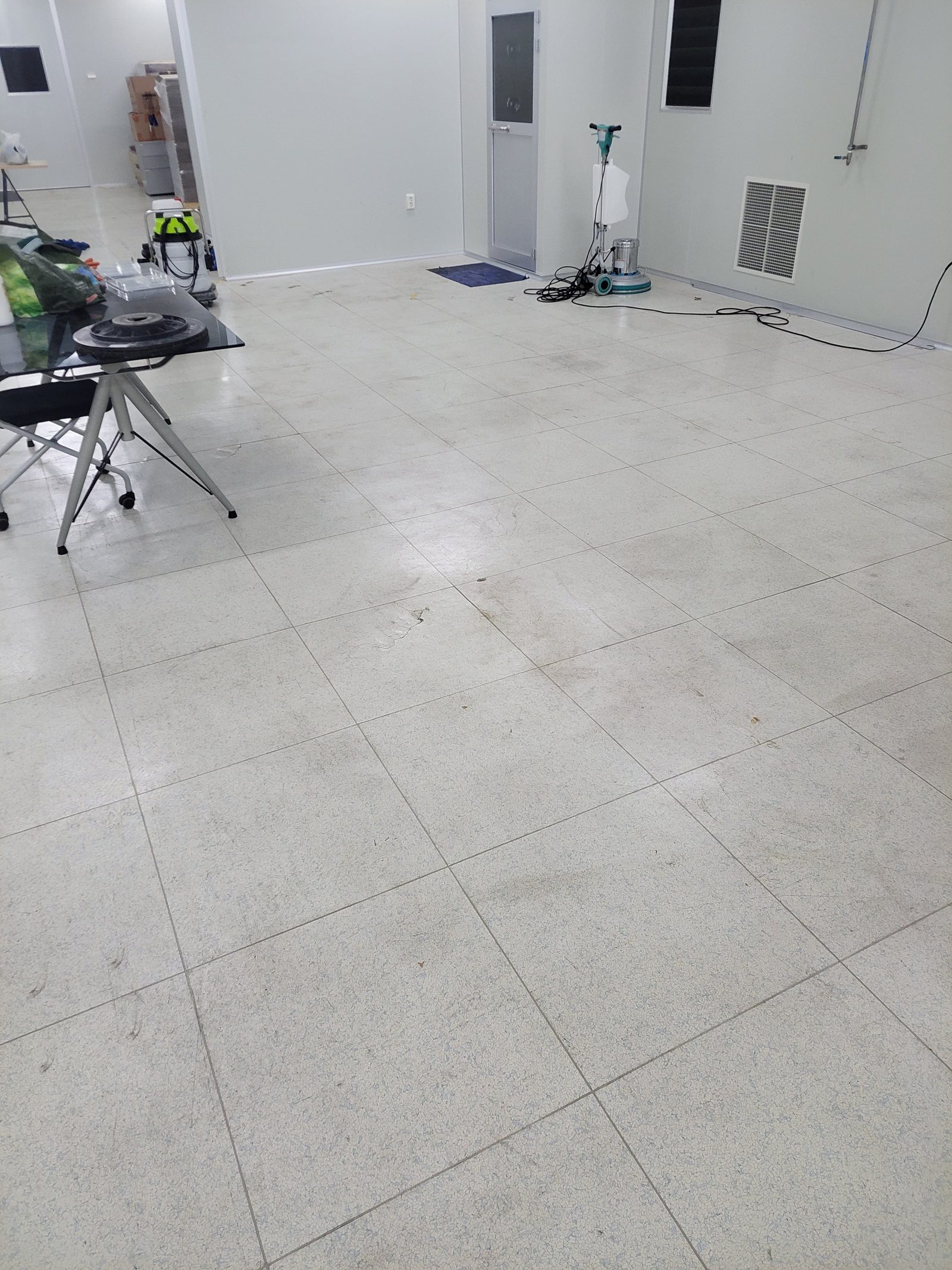 왁스코팅 장비로 도포 중인 모습