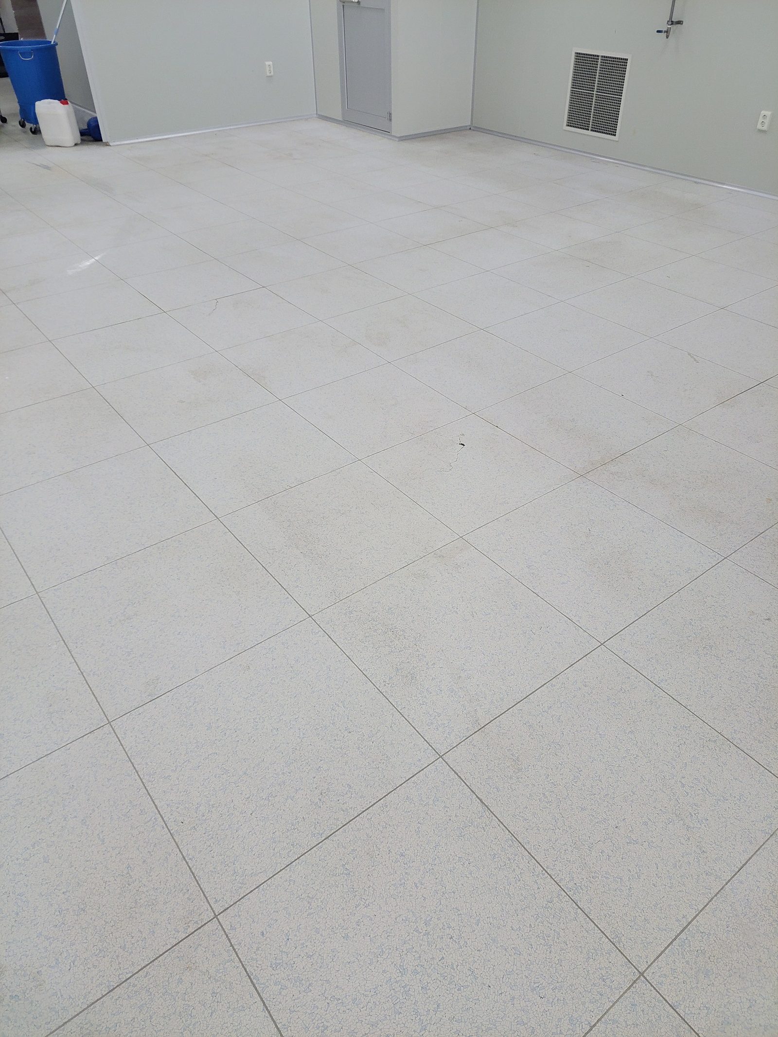 작업 전 어수선한 연구소 바닥
