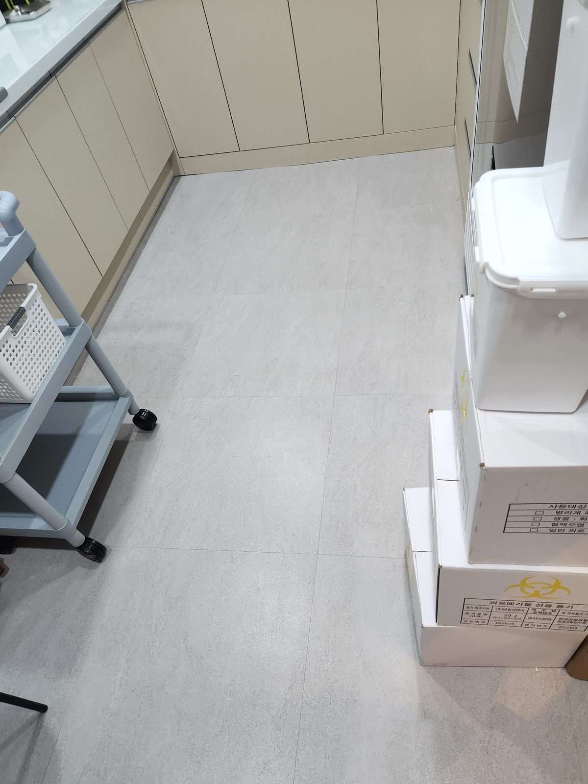 작업 전 처치 구역 바닥과 이동식 카트 주변