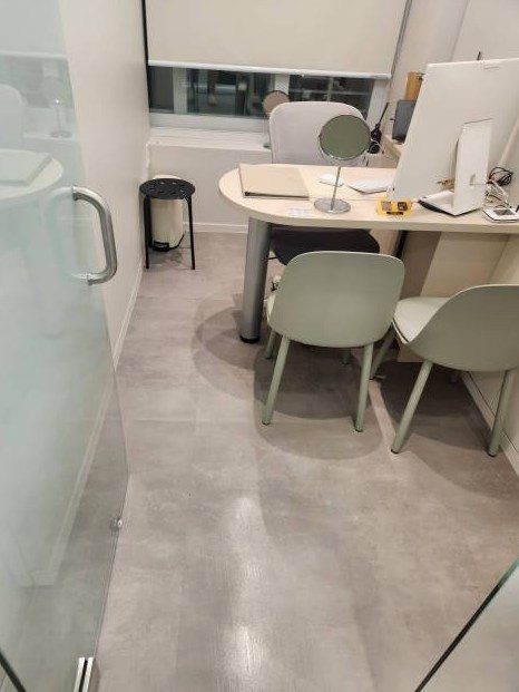 광택 작업을 마친 상담 테이블 주변 바닥
