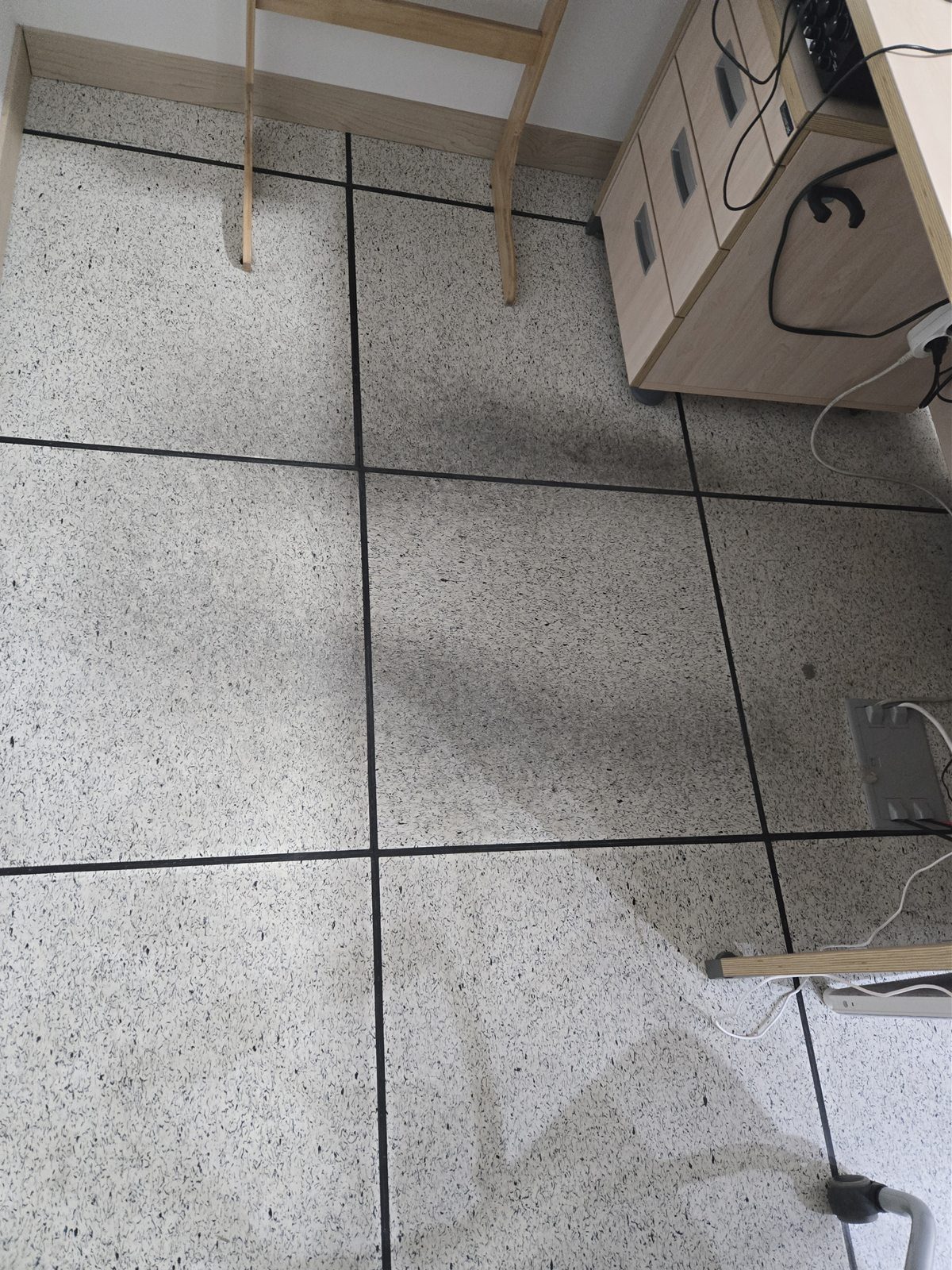 작업 전 광이 죽은 테라조 바닥