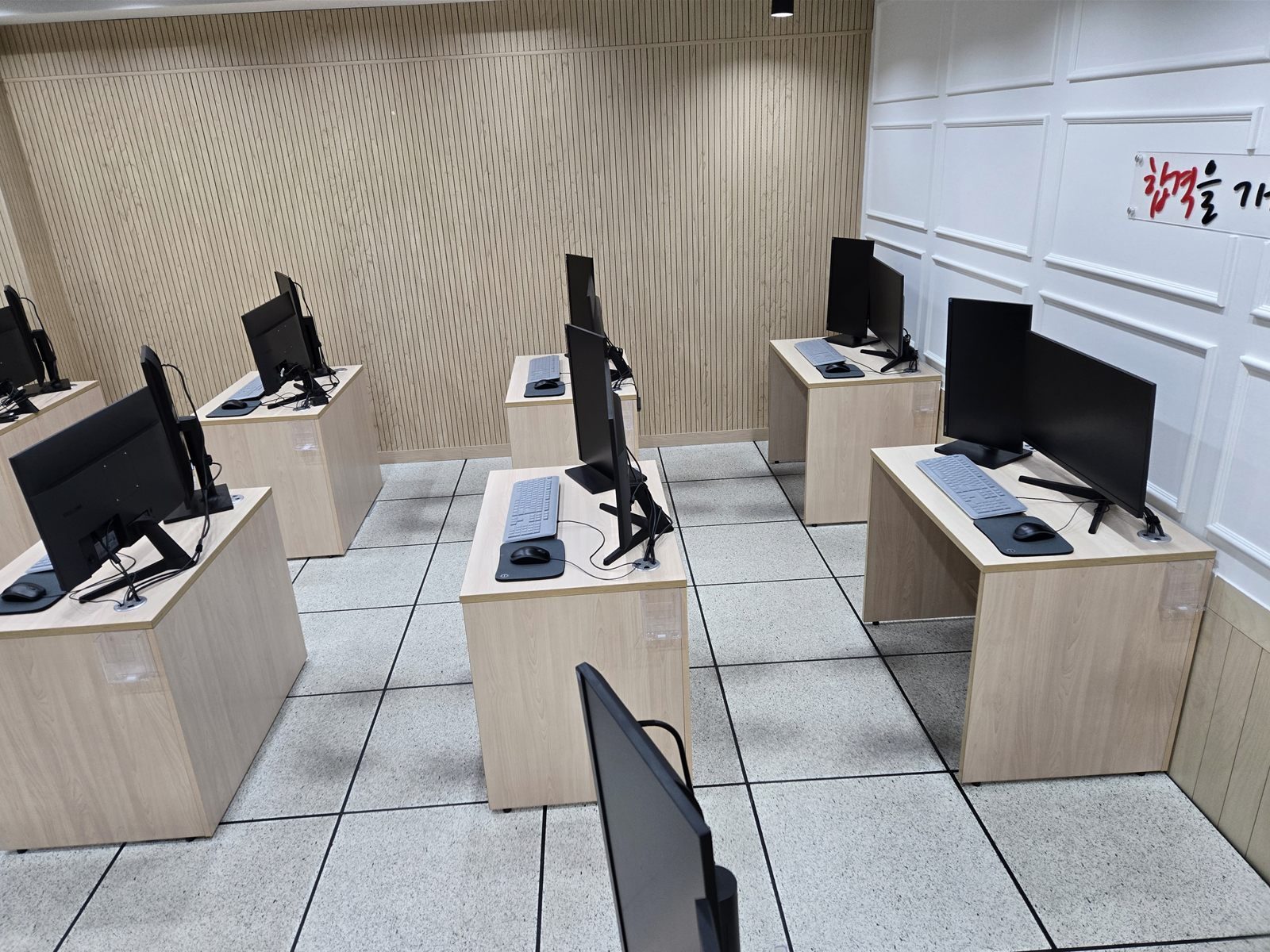작업 전 전산 강의실 전경