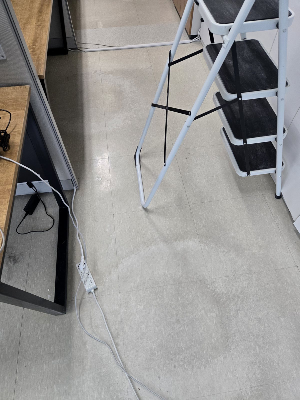작업 전 가구 하부와 바닥 경계