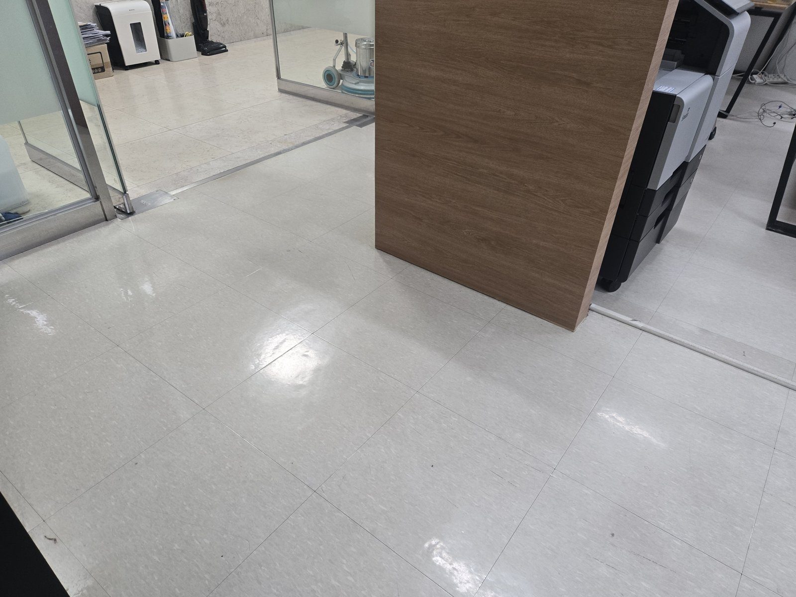 왁스코팅을 마친 사무실 파티션 주변 바닥