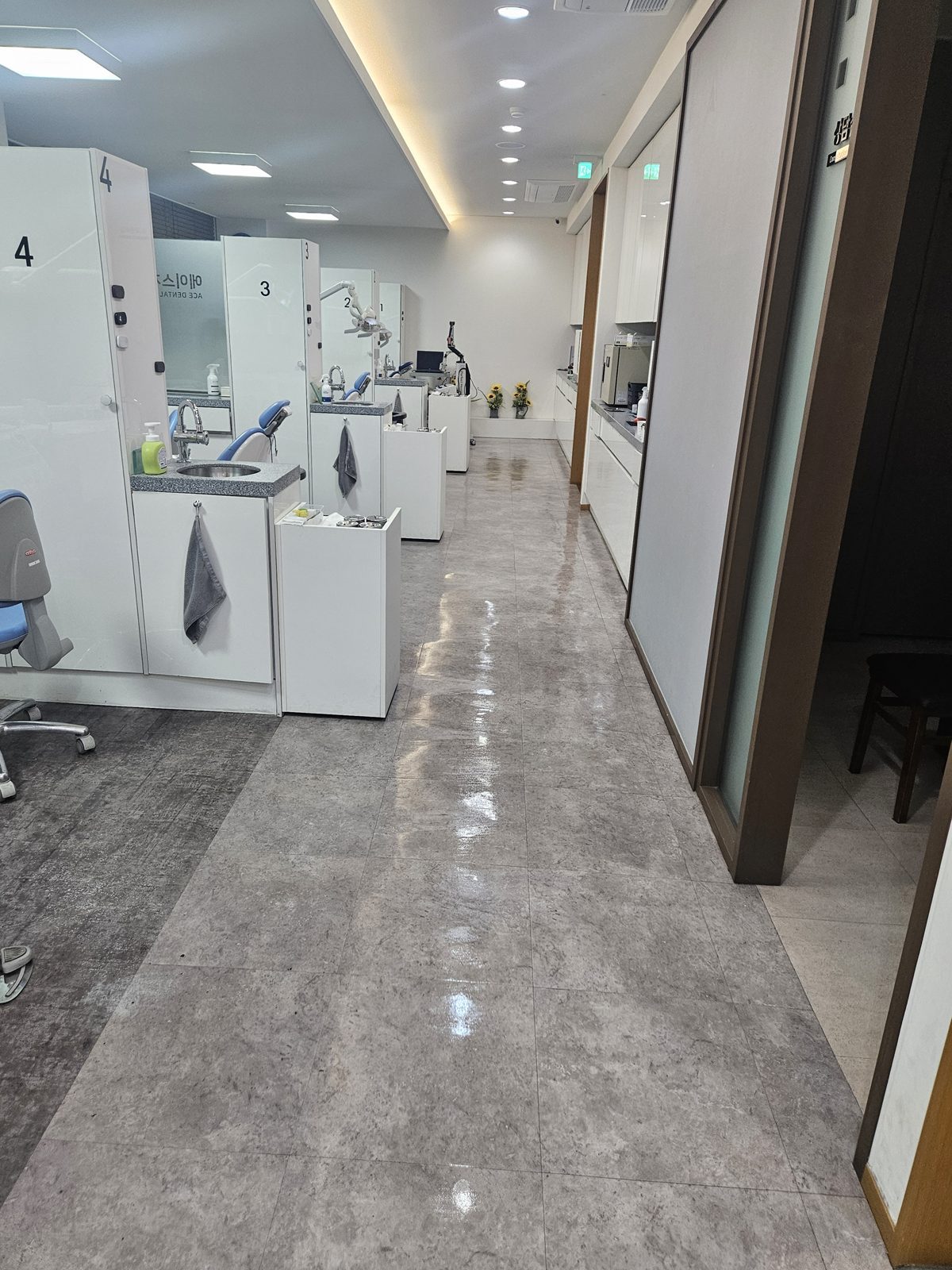정기청소를 마친 복도와 진료실 입구