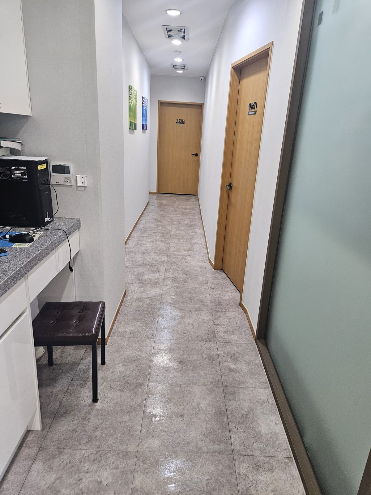 정기청소를 마친 복도 끝 구역
