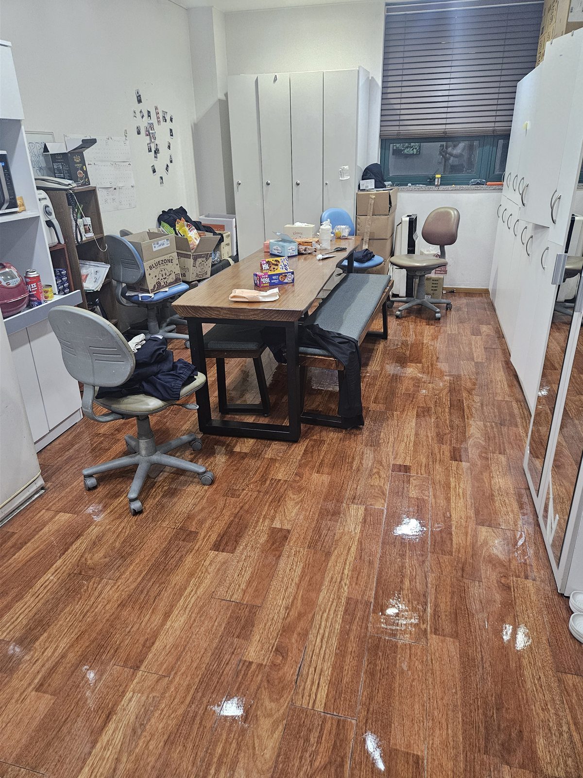 정기청소를 마친 직원실 책상 주변