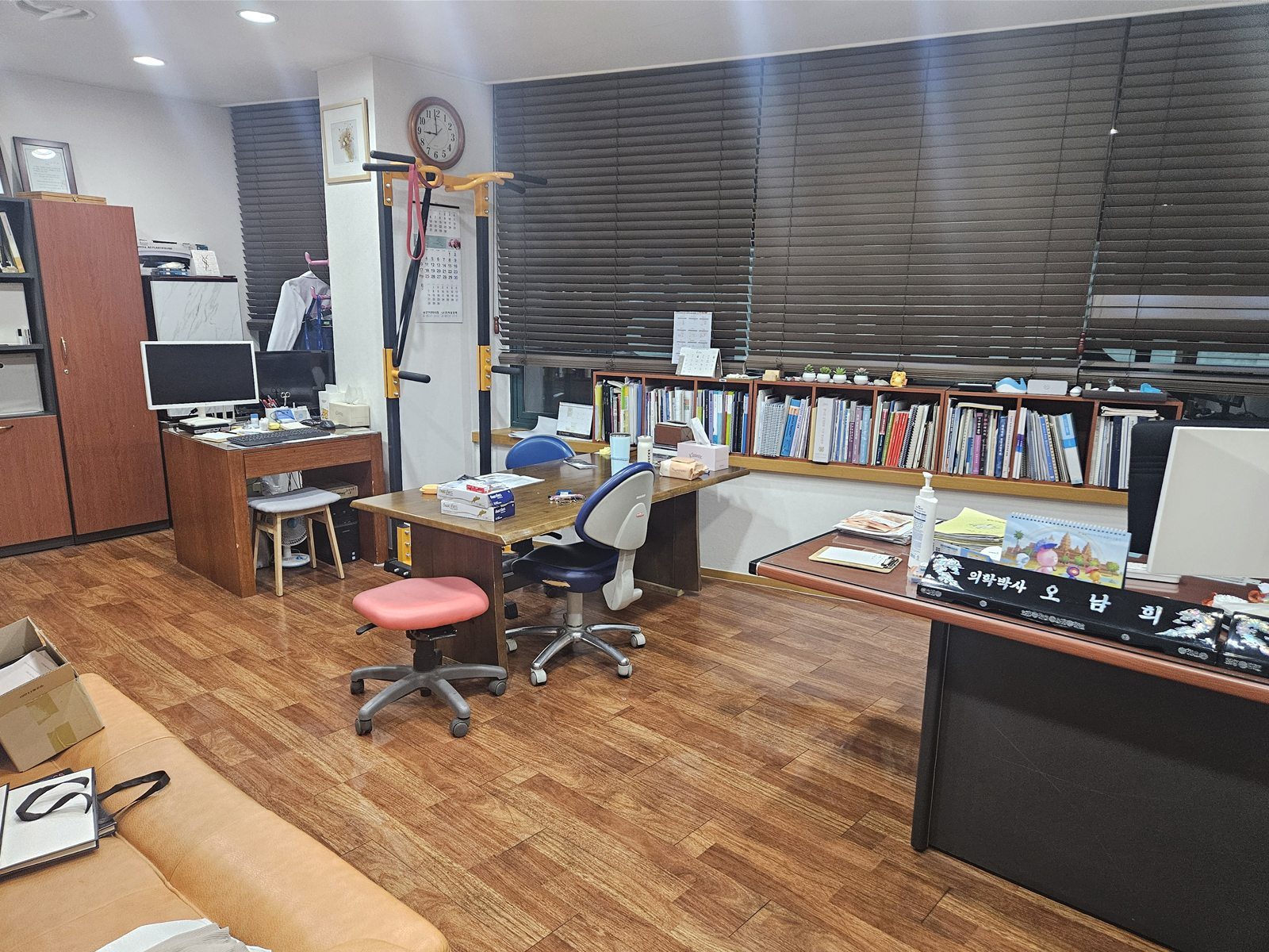 정기청소를 마친 사무공간 원목바닥