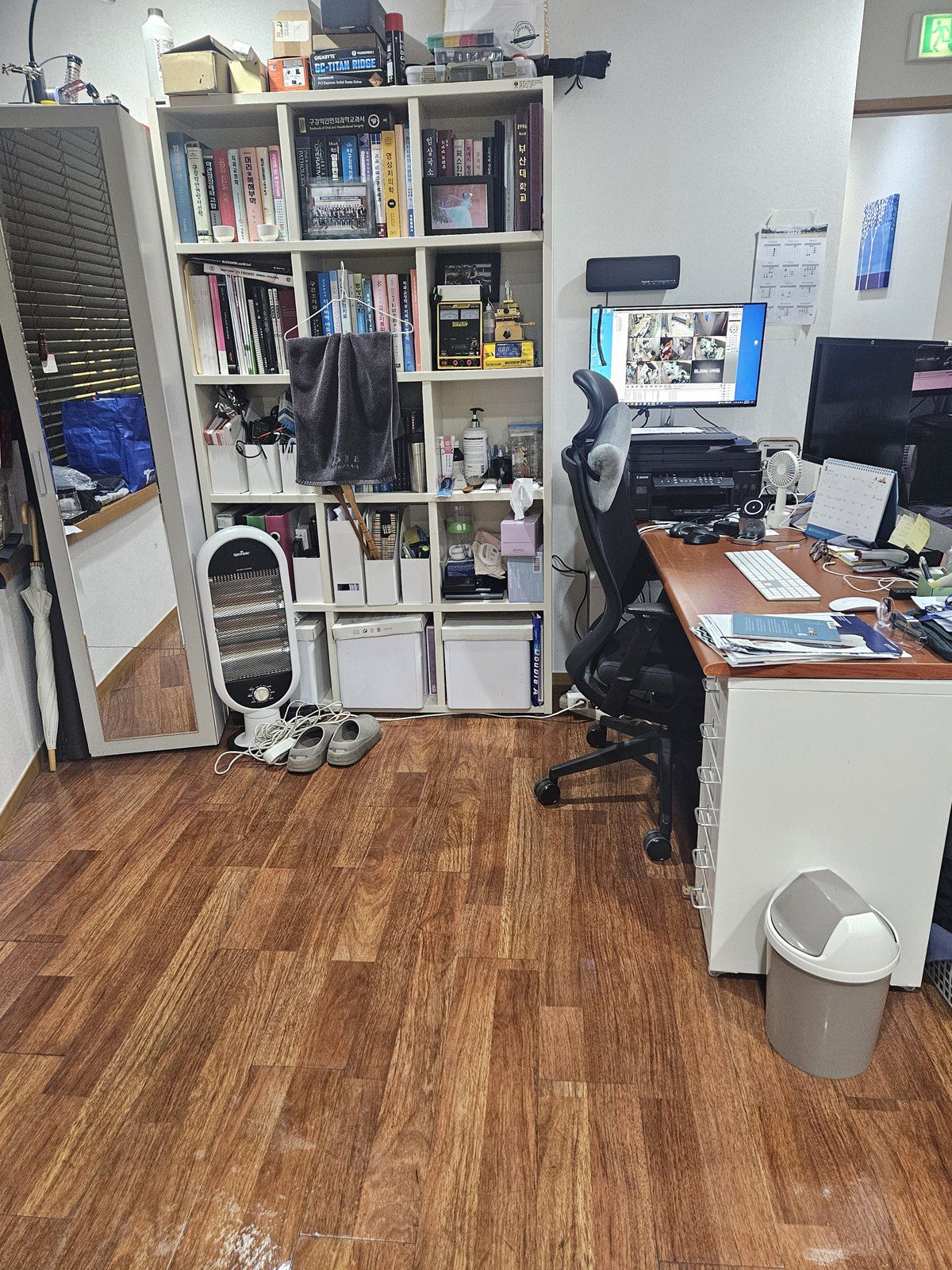 정기청소를 마친 책상과 서가 주변